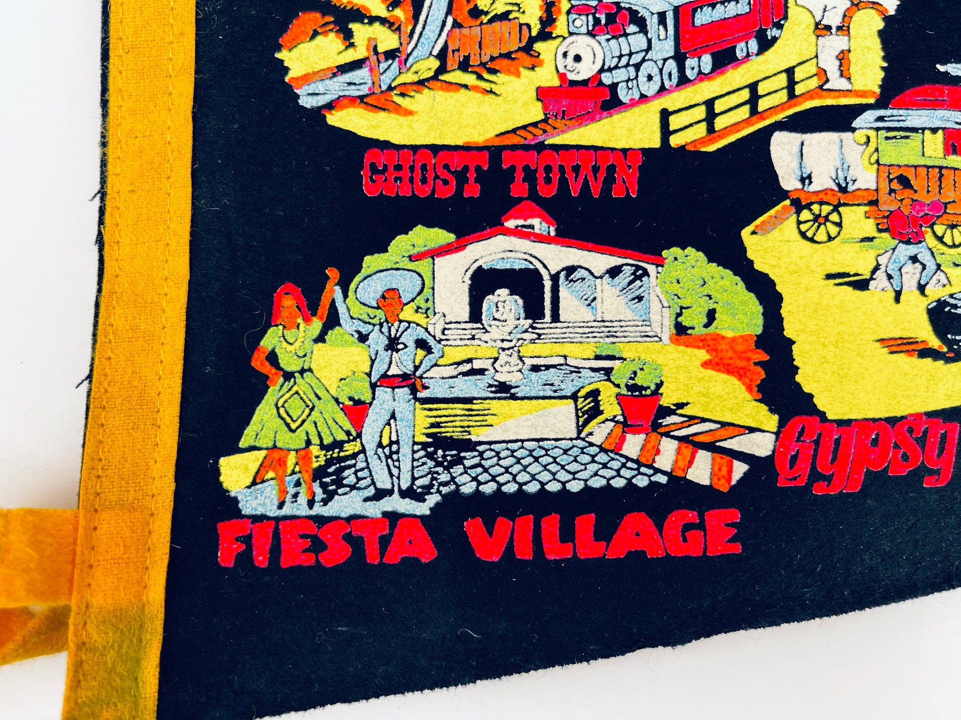 Product image for 'vintage knotts berry farm tapered pennant wall hanging' (view 947d34)