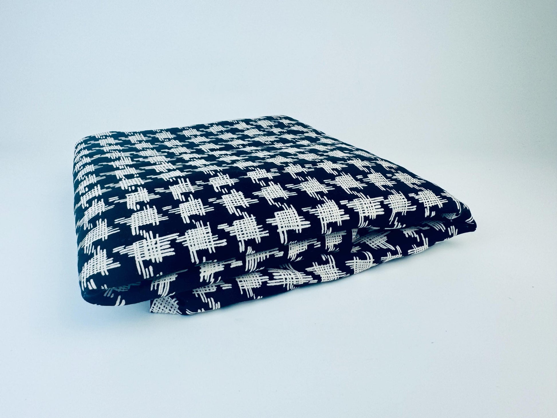 Product image for 'vintage black beige abstract sketch houndstooth polyester fabric 60 x 100' (view 927b56)