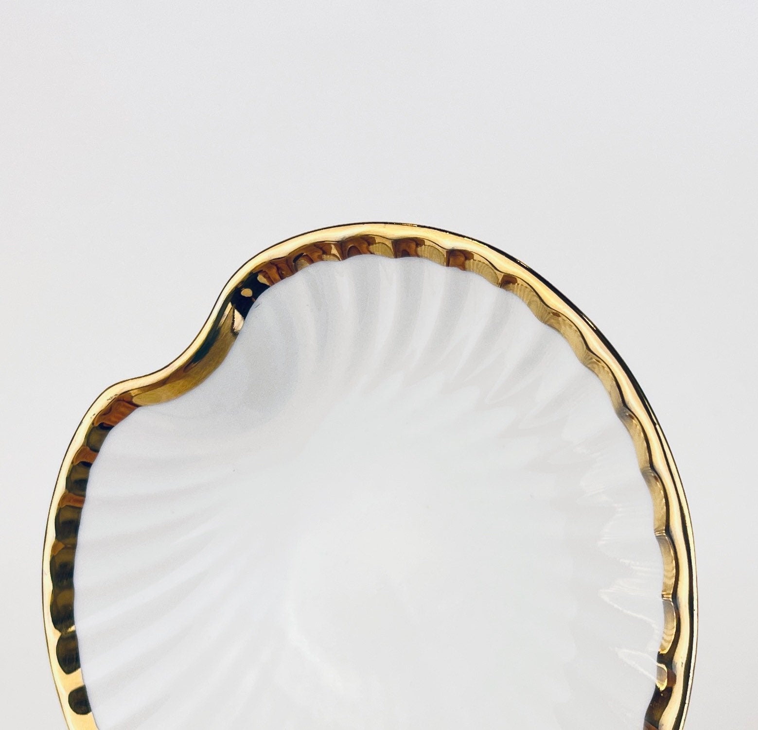 Product image for 'vintage porcelain shell ring soap dish gold rimmed edge genuine bavarian made in western germany' (view c8f650)