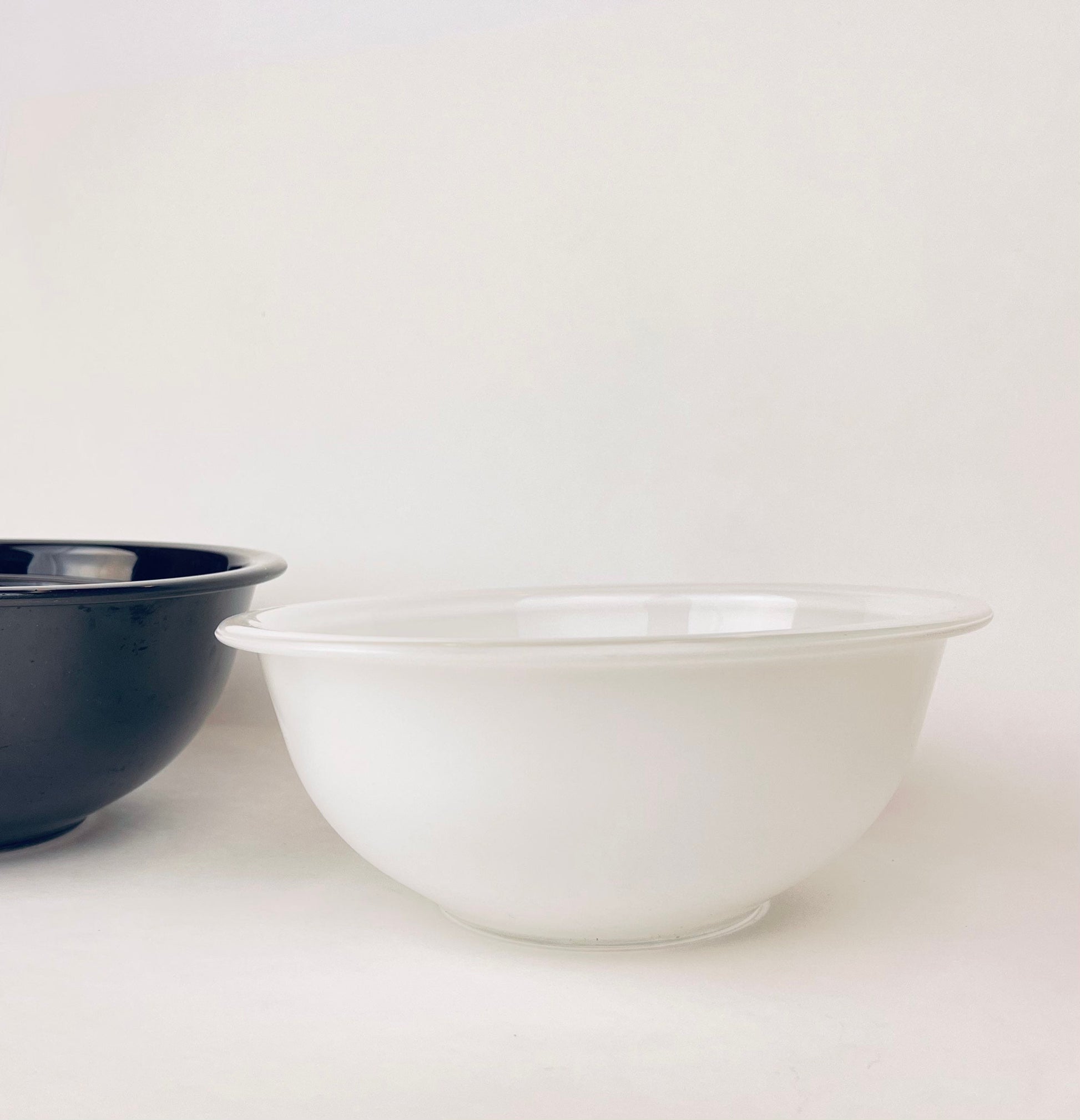 Product image for 'vintage pyrex nesting bowl set mixing bowls of various size black white with clear bottoms 322 323 325' (view ef613a)