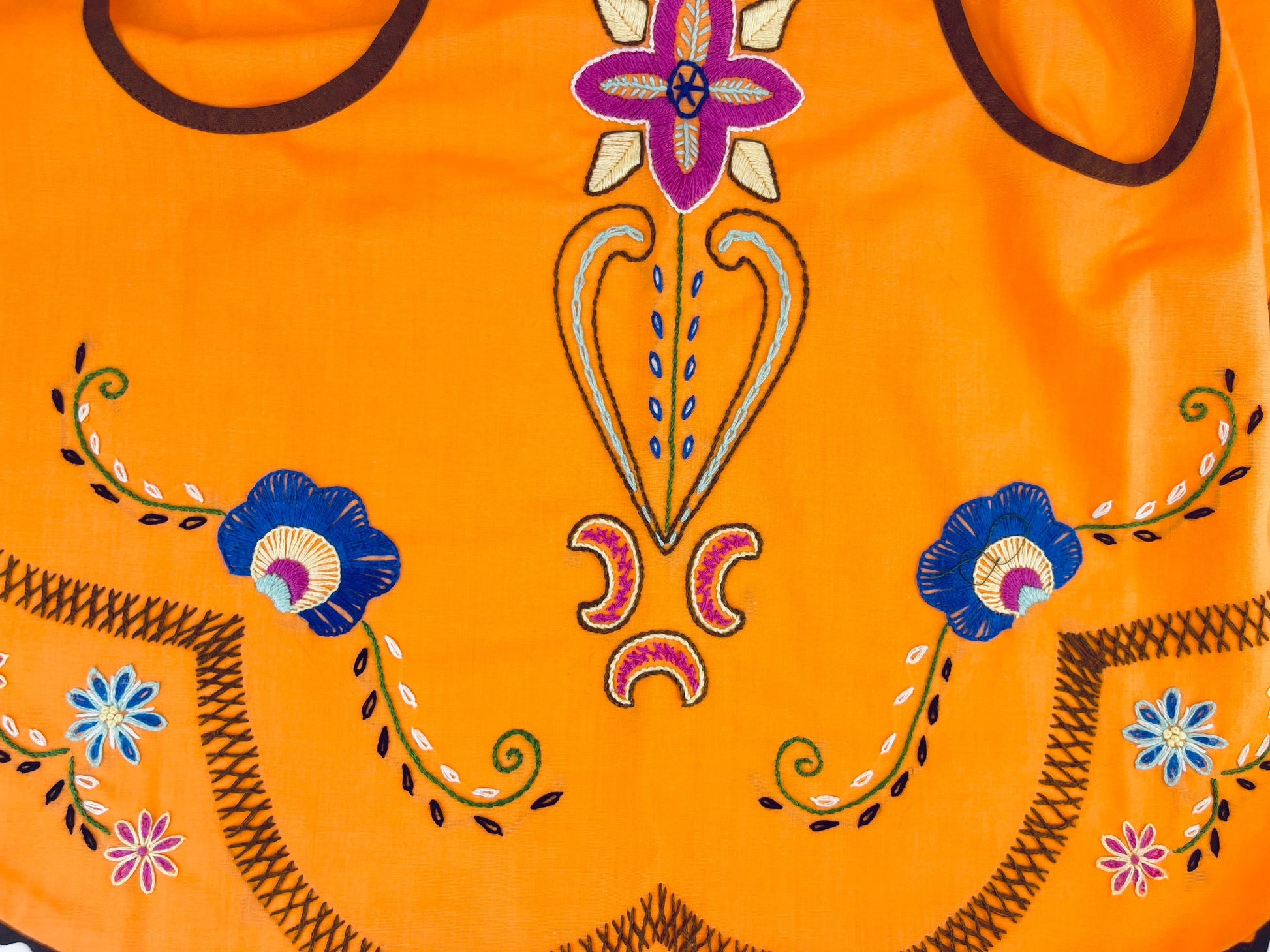 Product image for 'vintage embroidered floral oval waist apron orange brown duel eyelet pocket front' (view 067010)