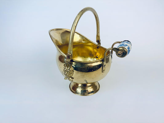 Product image for 'vintage brass lion head coal scuttle bucket elegant fireplace accent' (view d901b5)