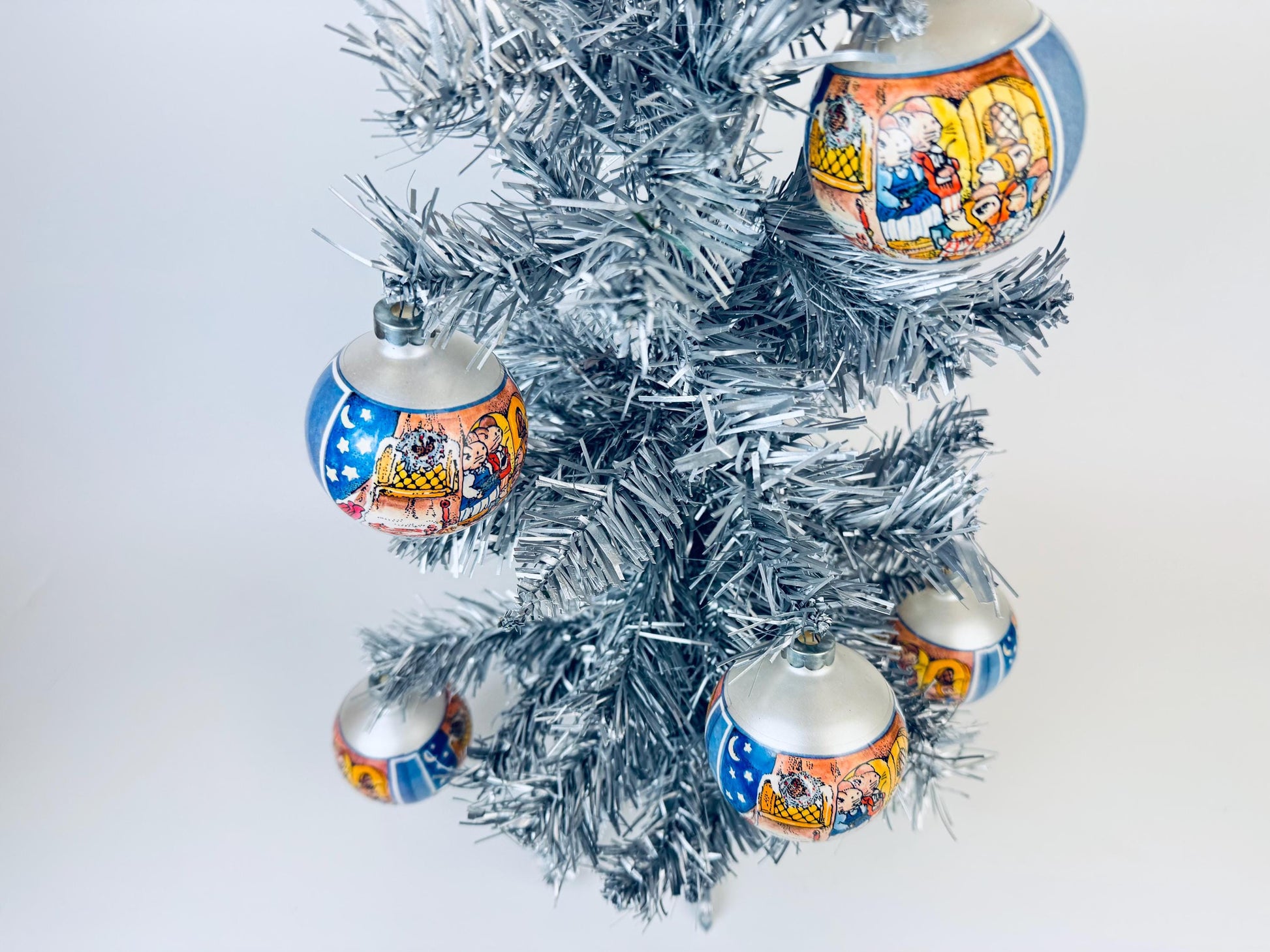 Product image for 'vintage cute carolling mice silver glass christmas tree ornaments set of five 5 made in canada by doubl glo noma' (view 85846d)