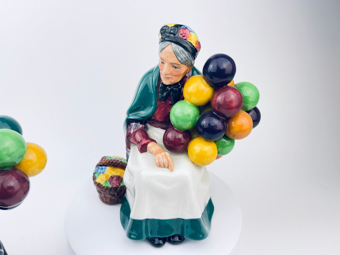 Product image for 'vintage royal doulton old balloon seller old balloon man figurines made in england sold separately' (view 874361)