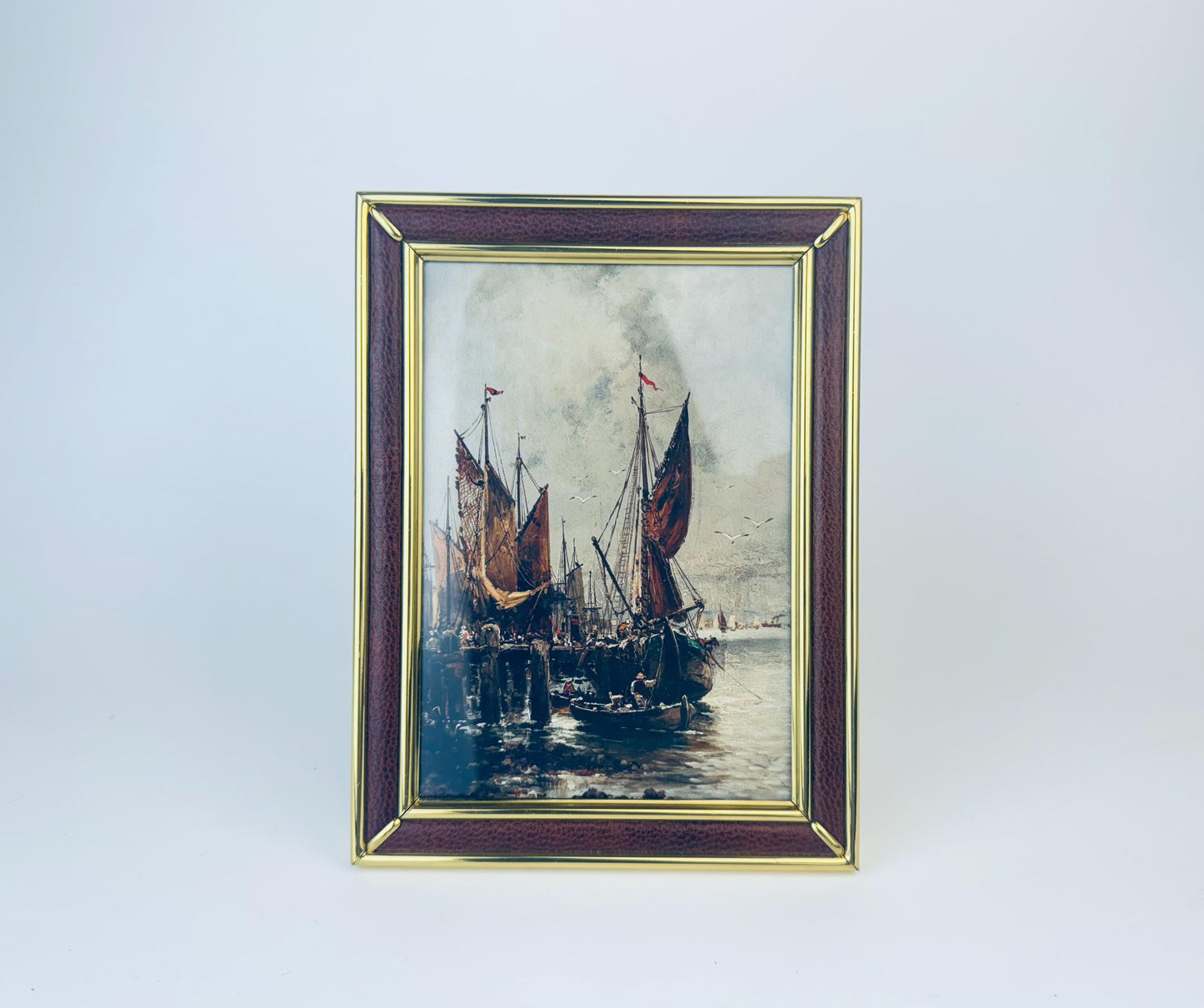 Product image for 'vintage faux brown leather gold brass tabletop picture frame 5 x 7' (view 510805)