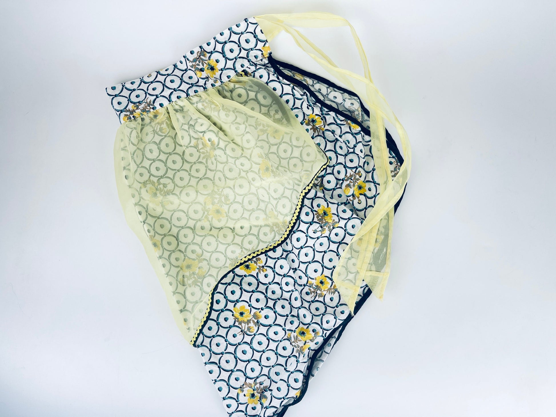 Product image for 'vintage semi sheer yellow floral geometric circle eyelet pocket waist apron scalloped front' (view 936e75)