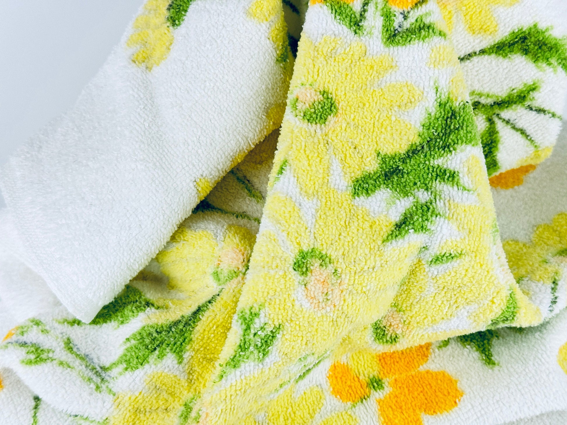 Product image for 'vintage floral bouquet white fringe bath towel wabasso made in canada' (view e53b0b)