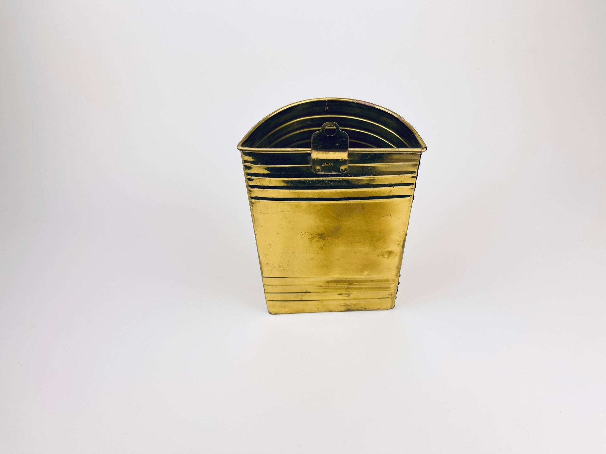 Product image for 'vintage brass fleur de lis match holder wall pocket attractive aged metal patina made in japan' (view 1b2ce9)