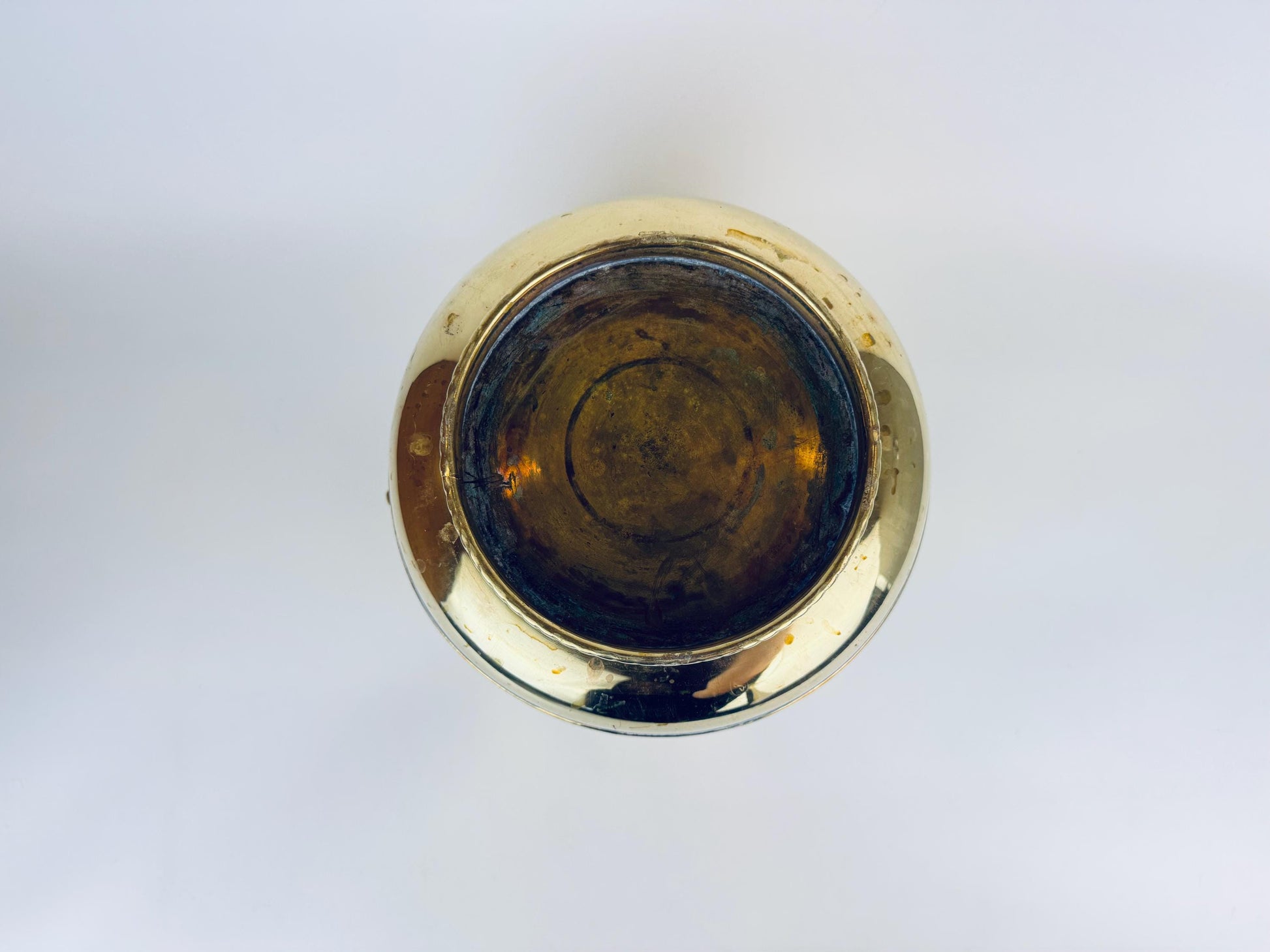 Product image for 'vintage round brass nautical emboss indoor planter lion head handles made in england by peerage' (view 5d9e0c)