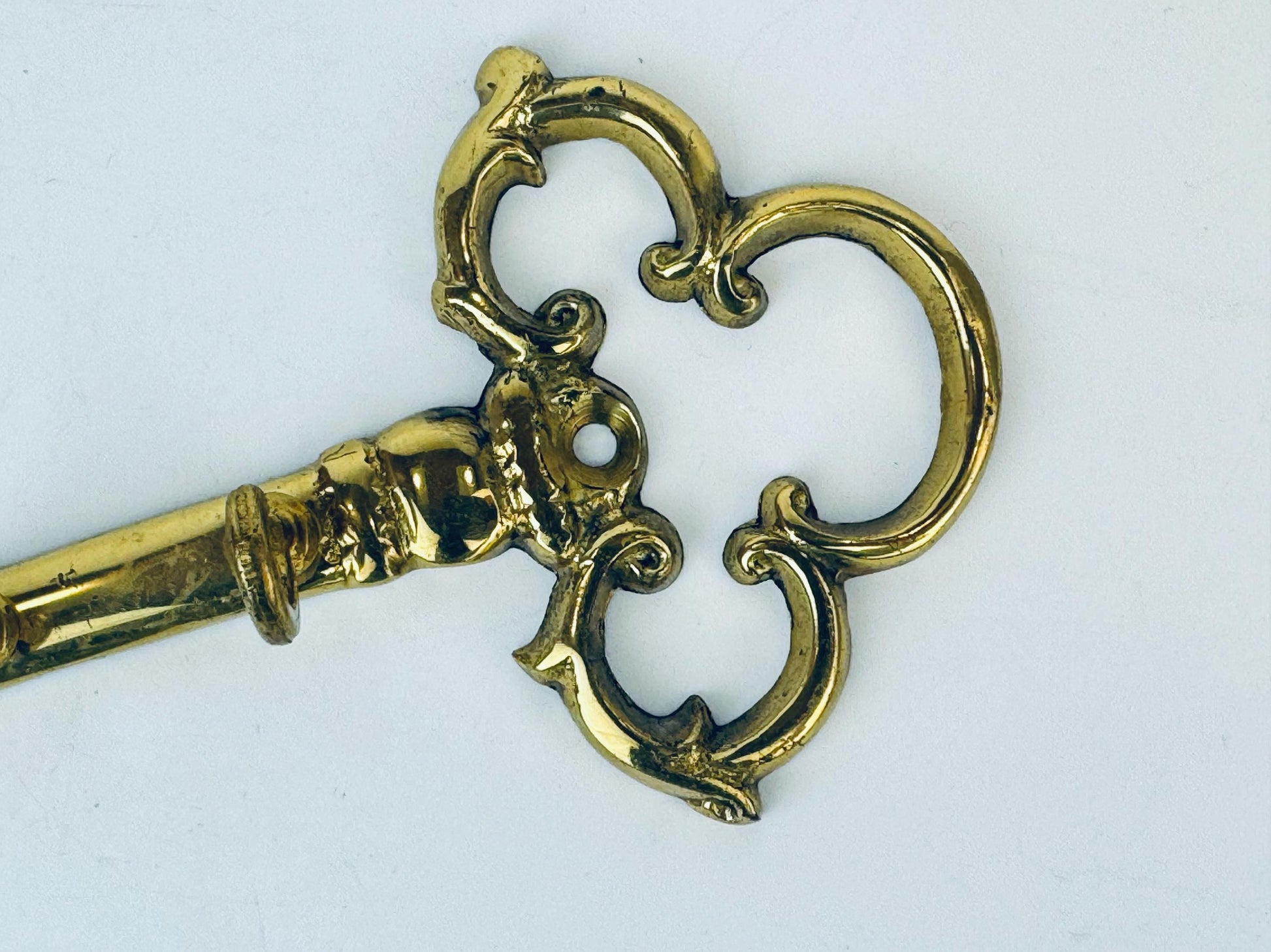 Product image for 'vintage brass skeleton key wall hook with four hooks' (view def926)