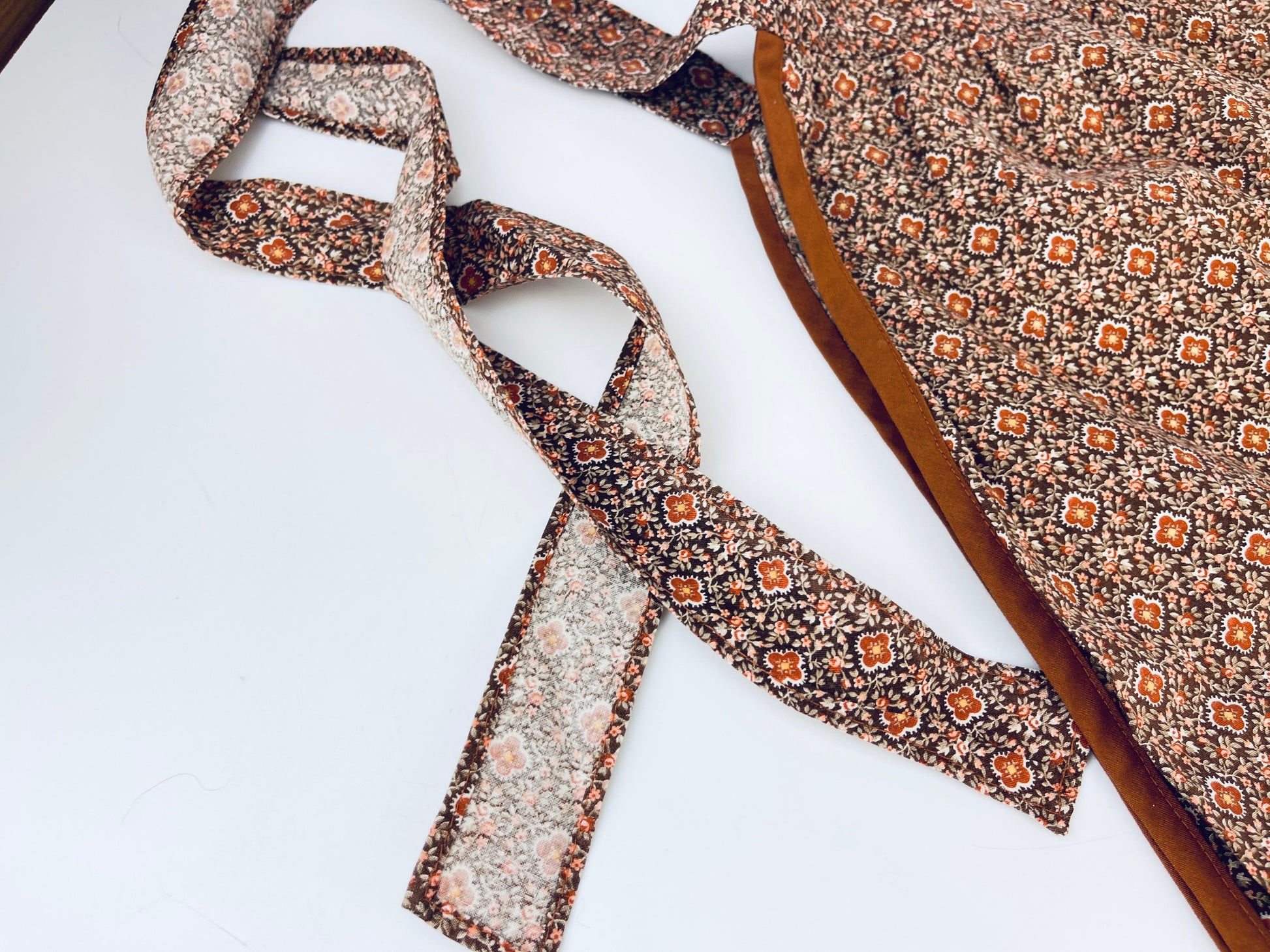 Product image for 'vintage brown pink floral pocketed waist apron' (view fe8573)