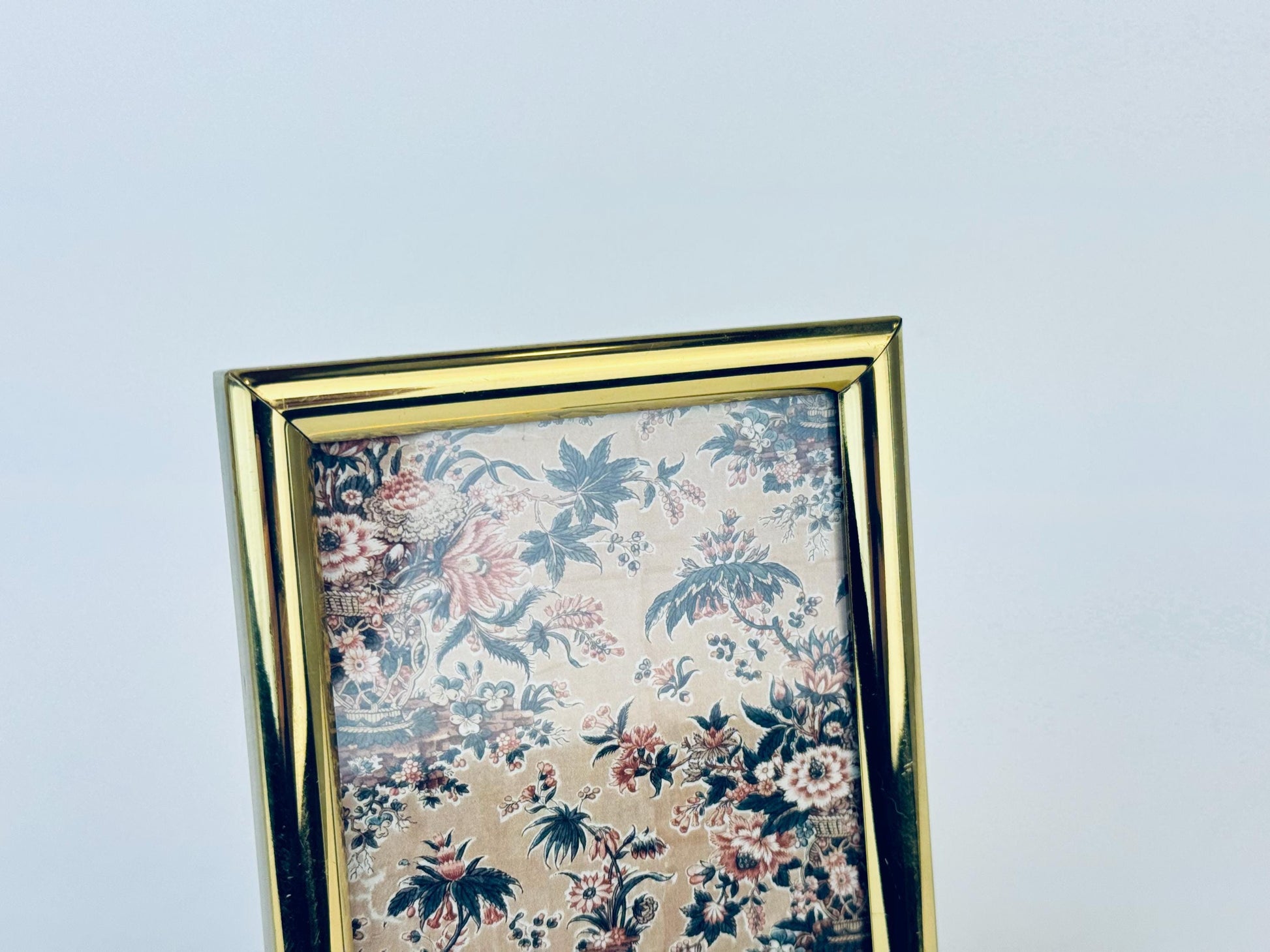 Product image for 'vintage solid brass gold 3 x 4 5 tabletop picture frame made in korea' (view f59a55)