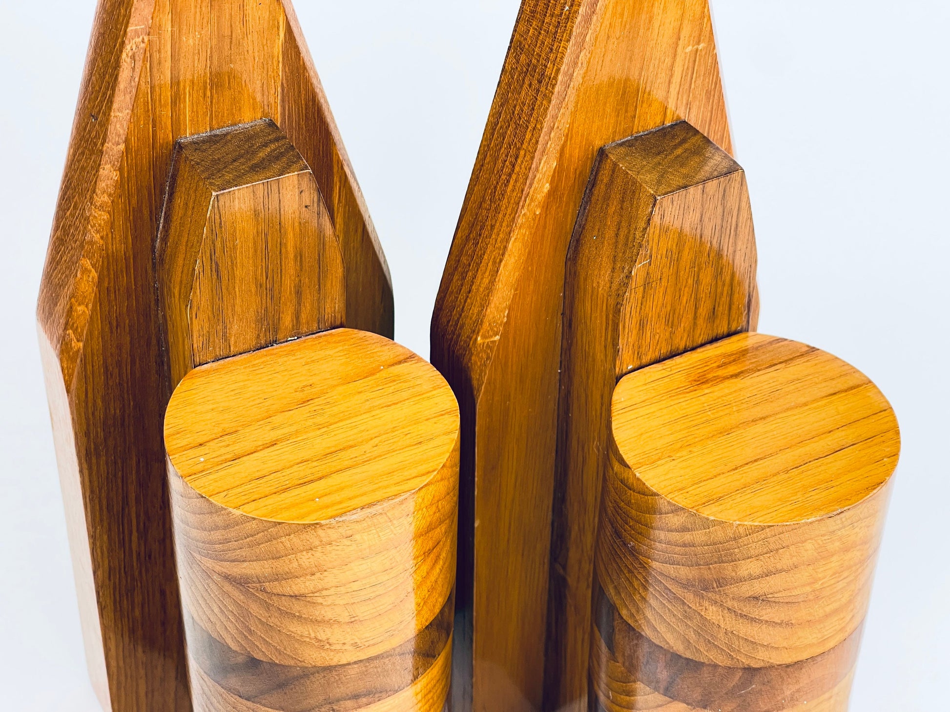 Product image for 'vintage handmade oak mahogany wood book ends felted bottoms' (view 5422b9)