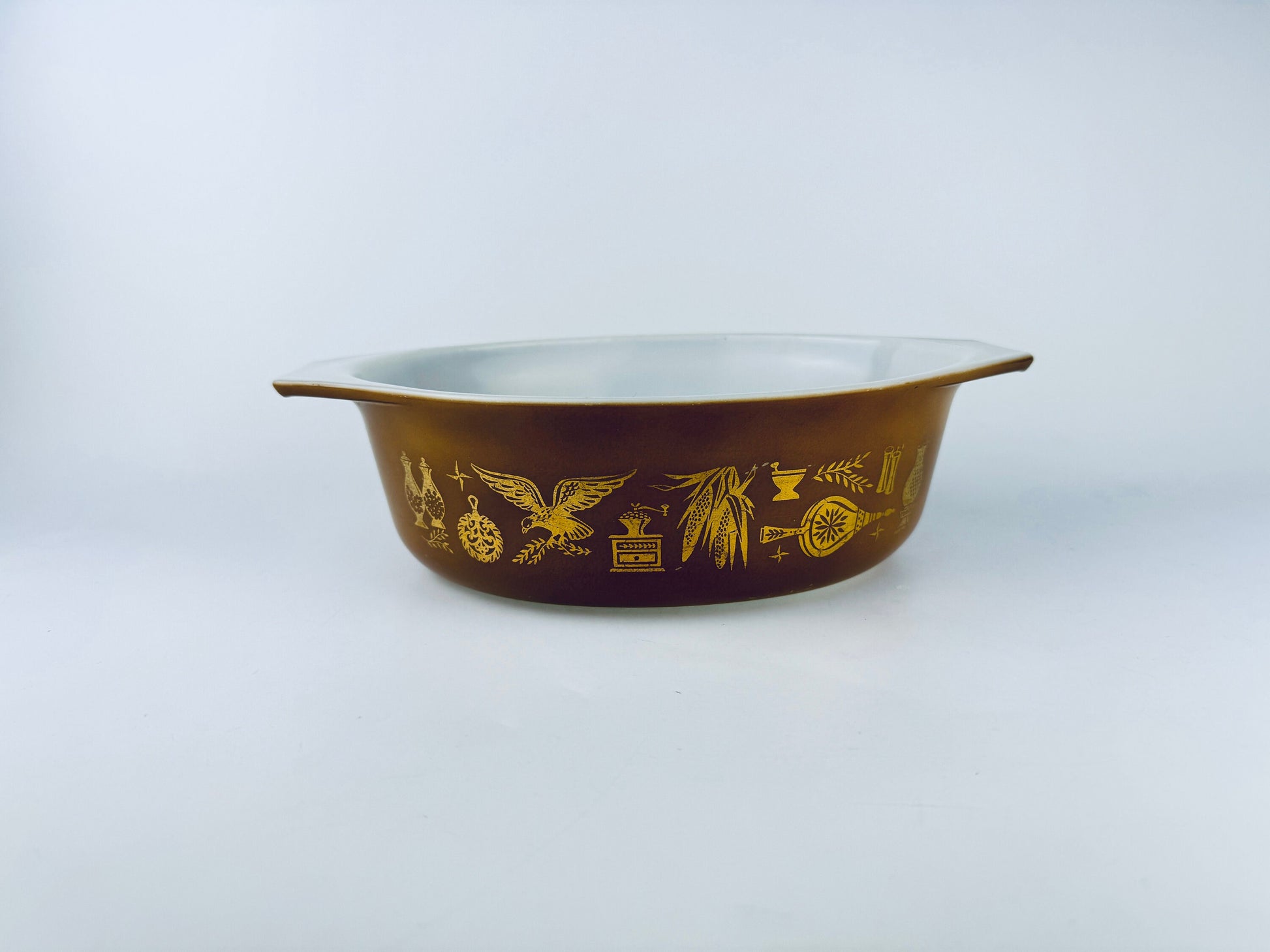 Product image for 'vintage early american pyrex white milk glass casserole dish 043 1 1 2 qt 1 42 litre early canadian' (view 5c91ea)