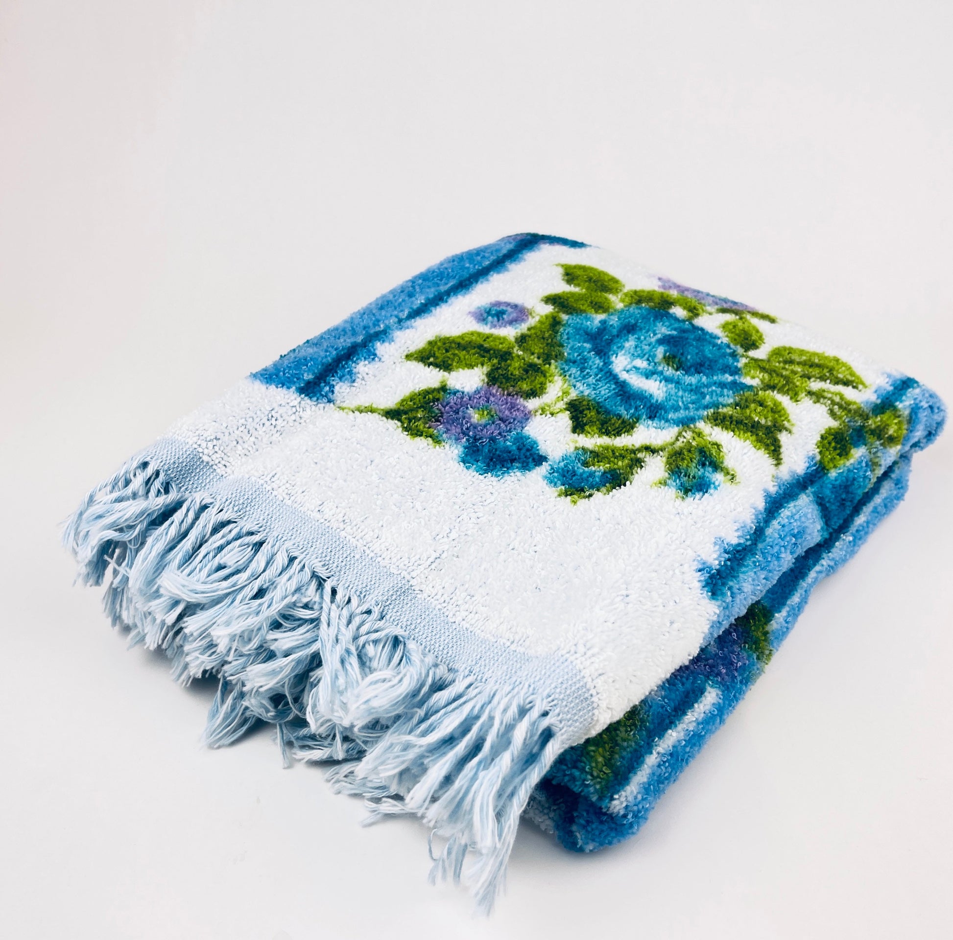 Product image for 'vintage blue floral fringe bath towel 1' (view 8b41c3)