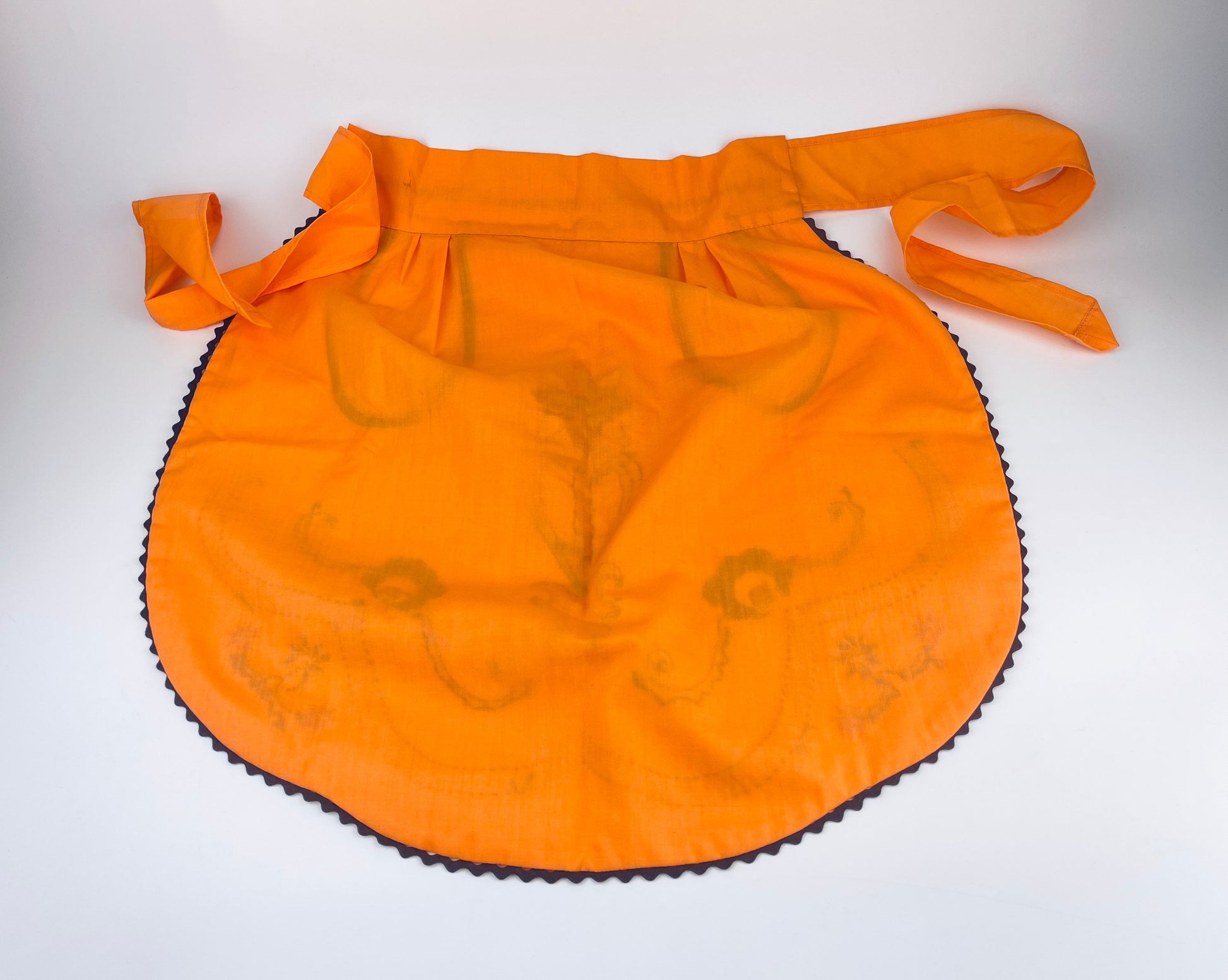 Product image for 'vintage embroidered floral oval waist apron orange brown duel eyelet pocket front' (view 24326f)