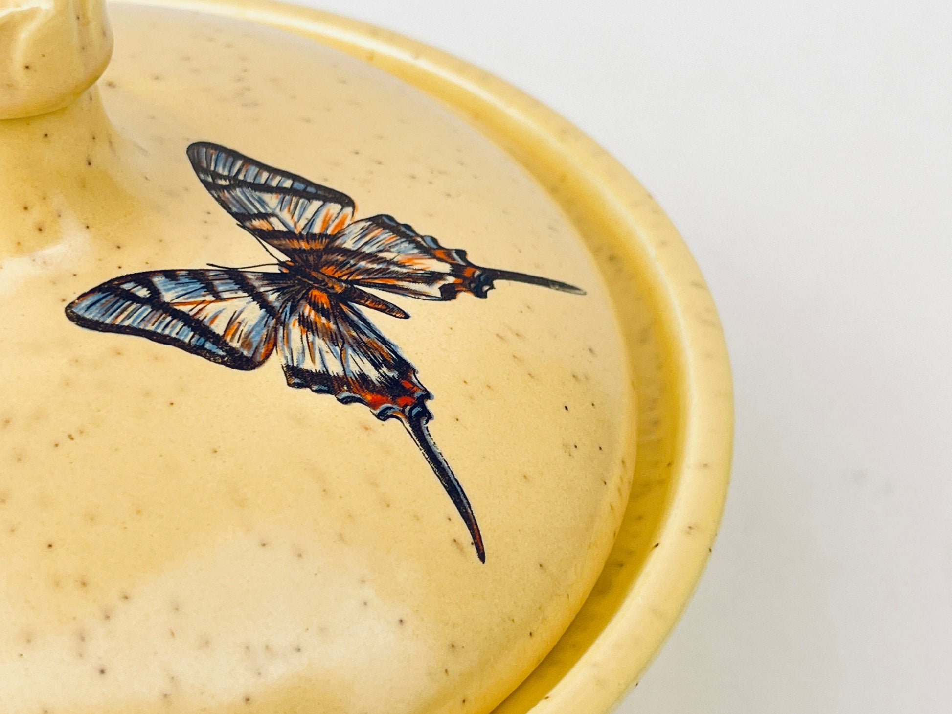 Product image for 'vintage treasure craft butterfly covered dish speckle pattern made in usa' (view b9bc81)