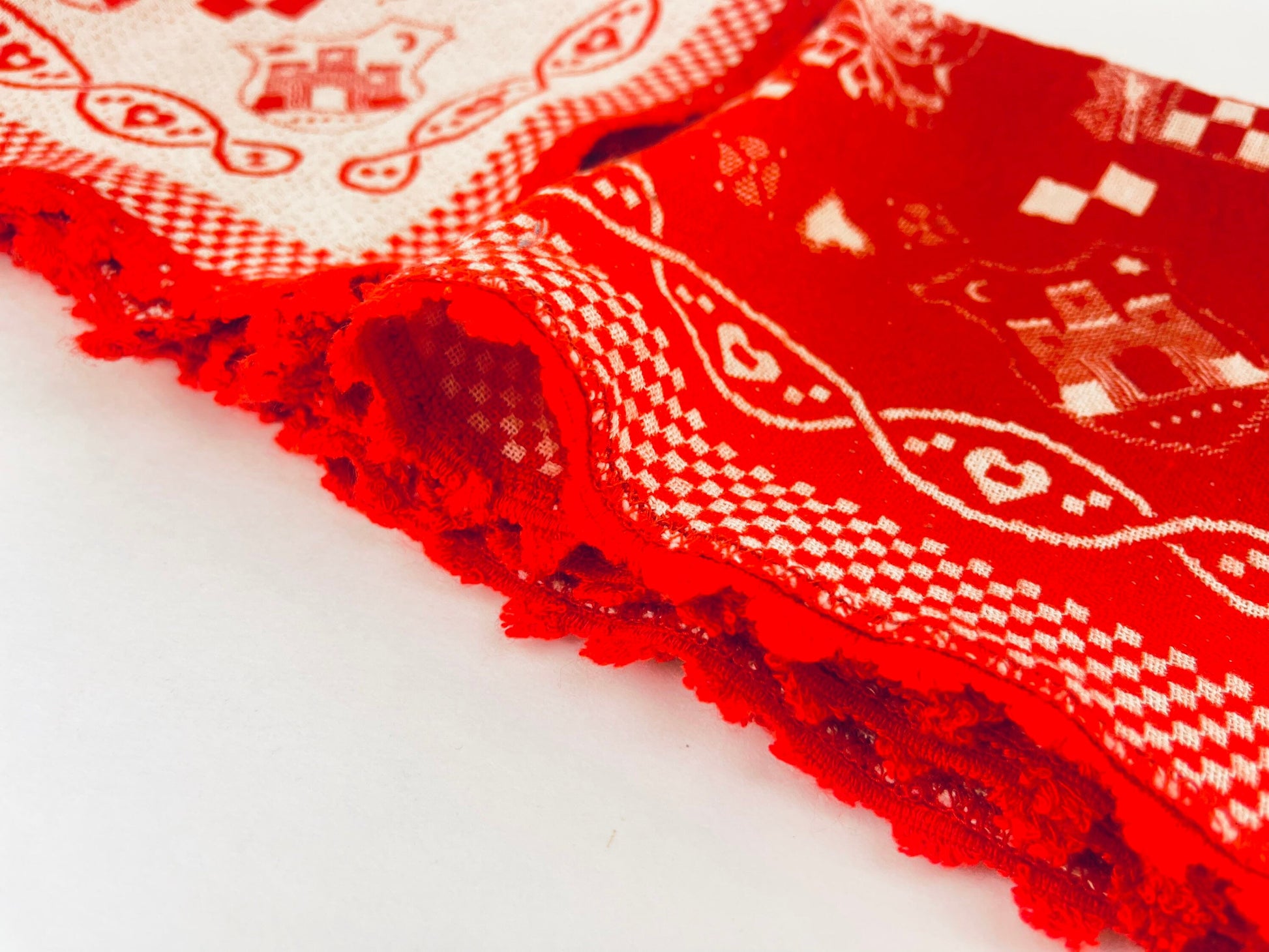 Product image for 'vintage red white austrian folk pattern fabric napkins set of four 4' (view 98d735)