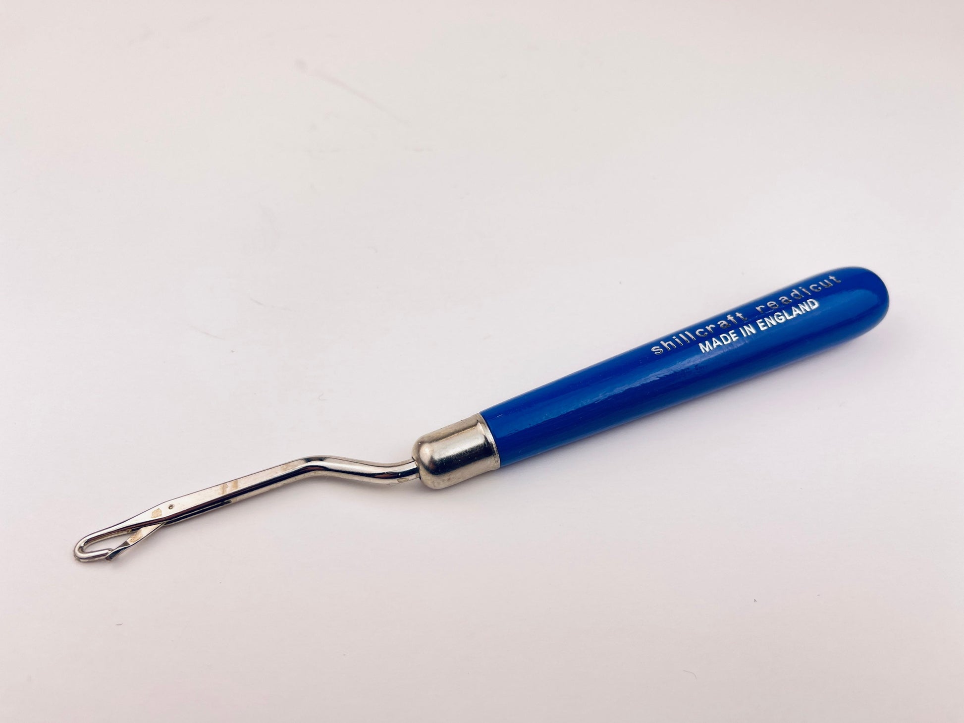 Product image for 'vintage shillcraft readicut rug yarn latch tool blue handle made in england' (view 881aac)