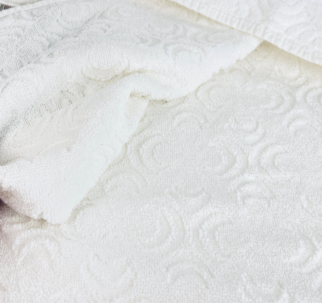 Product image for 'vintage textured bath towel white swirl fruit olive pattern' (view 4bb364)