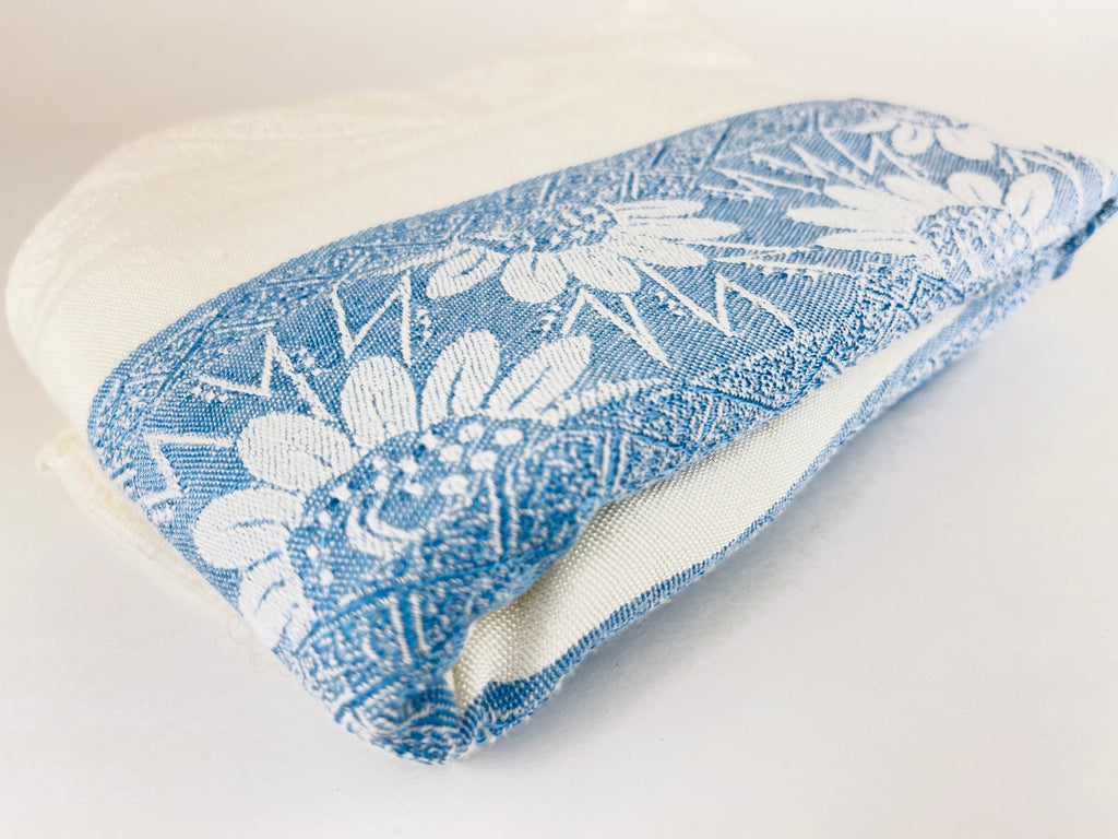 Product image for 'vintage blue daisy white floral square tablecloth' (view acb98e)
