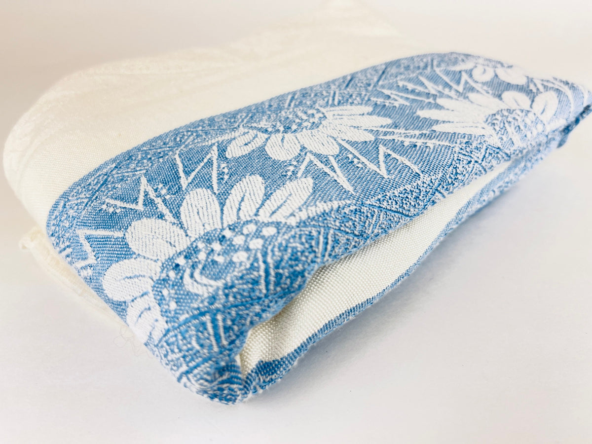 Product image for 'vintage blue daisy white floral square tablecloth' (view acb98e)
