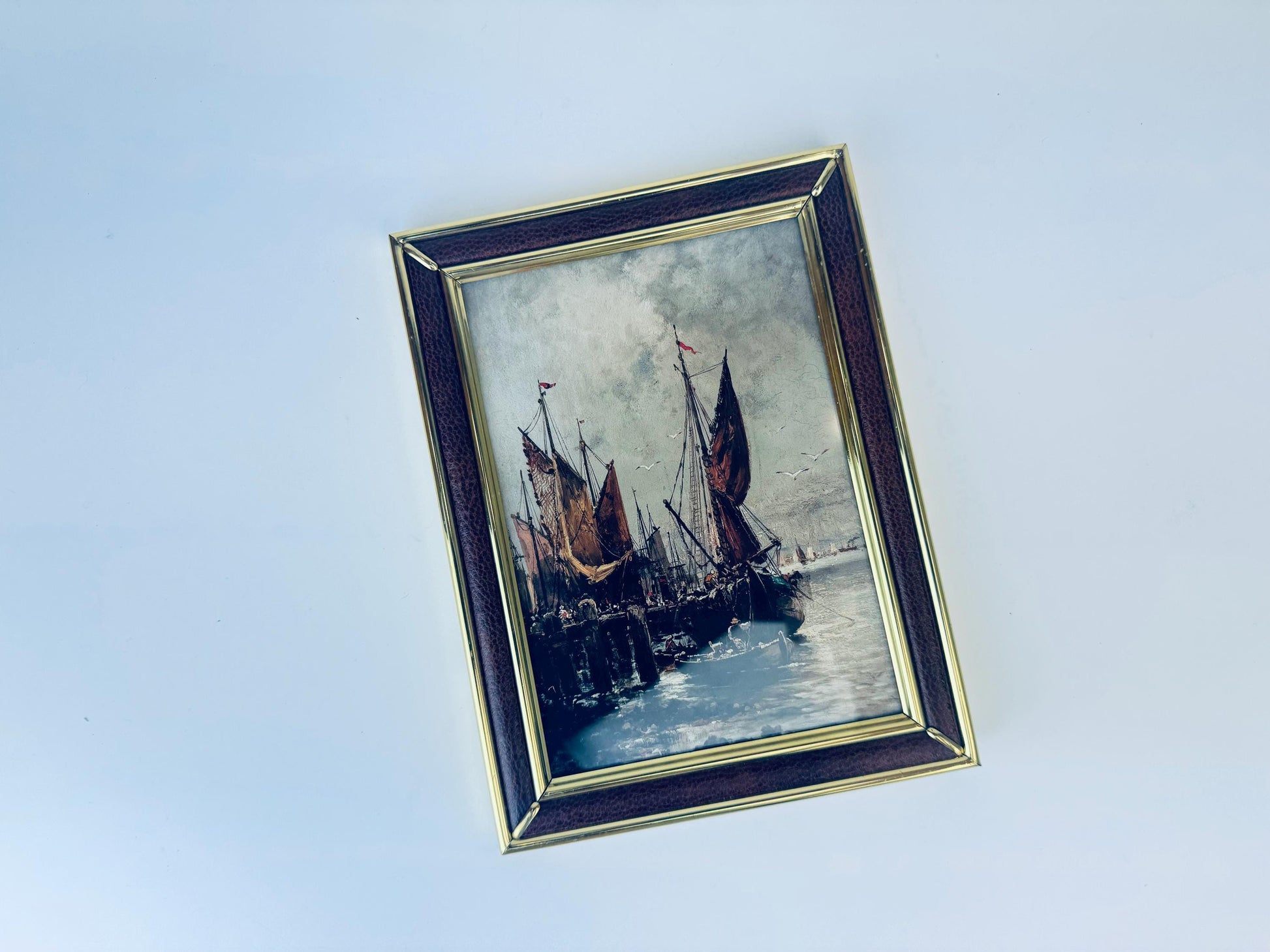 Product image for 'vintage faux brown leather gold brass tabletop picture frame 5 x 7' (view 28f011)