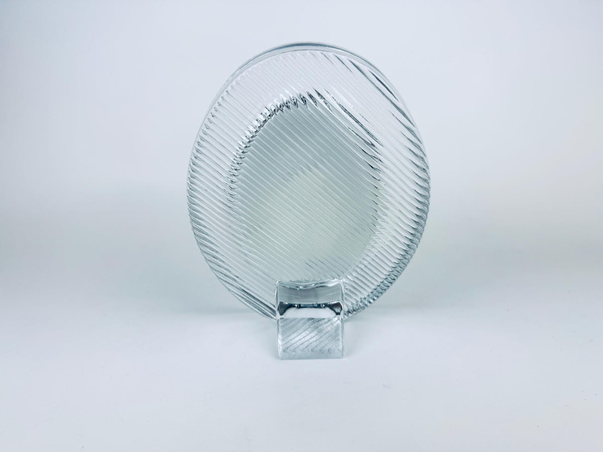 Product image for 'vintage oval heavy glass tabletop picture frame 3 x 4 25 made in japan by mikasa' (view 54c800)