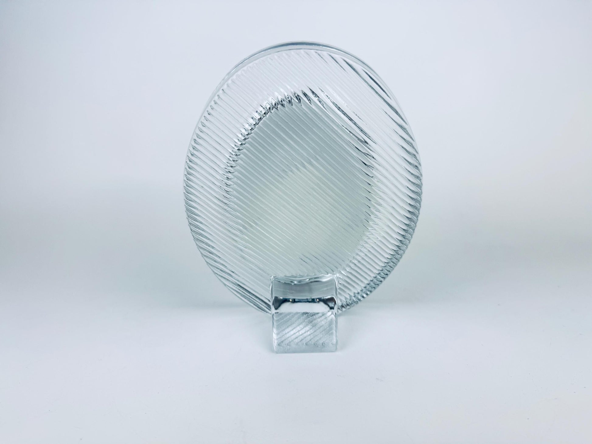 Product image for 'vintage oval heavy glass tabletop picture frame 3 x 4 25 made in japan by mikasa' (view 54c800)