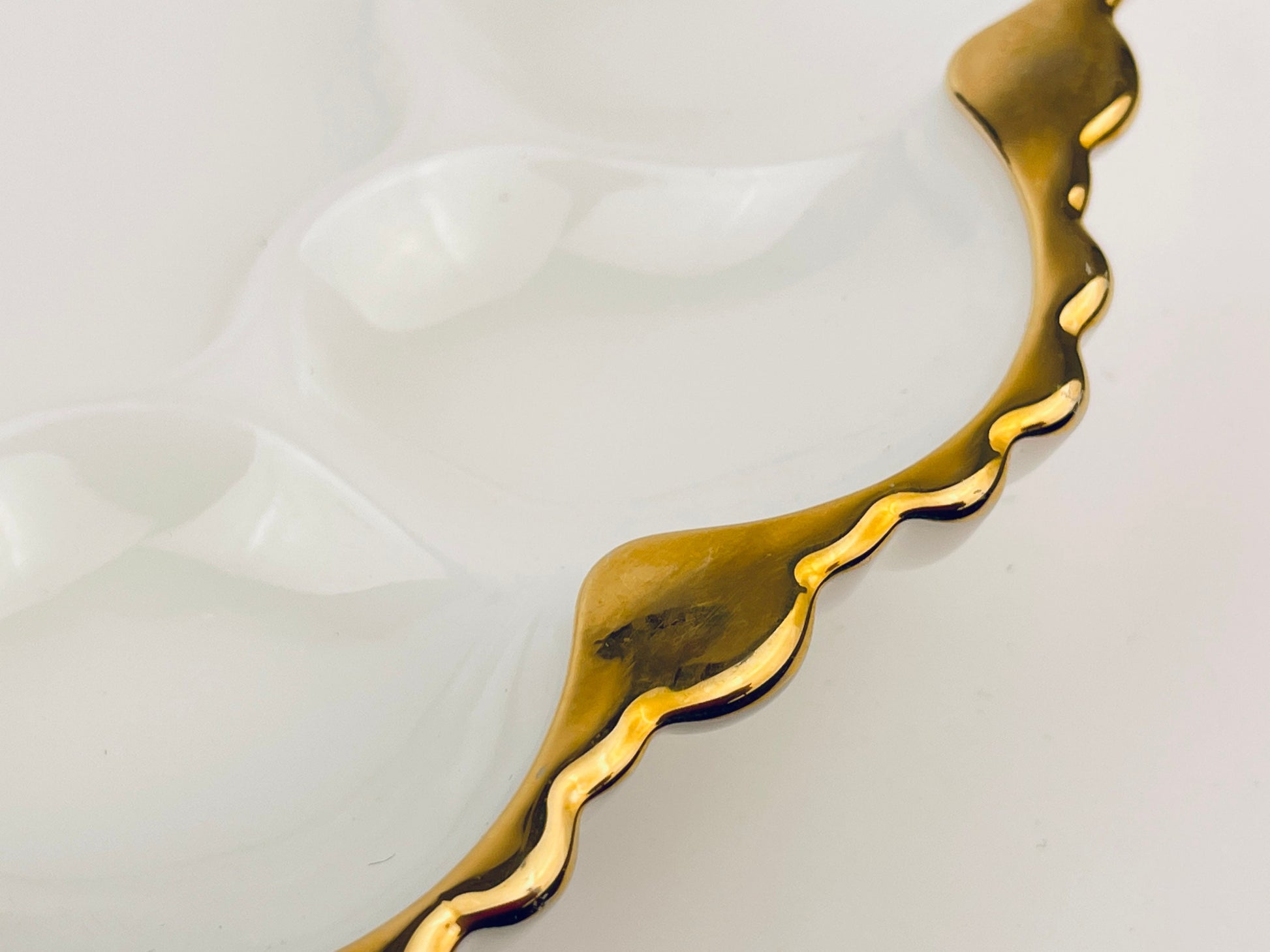 Product image for 'vintage devilled egg plate anchor hocking white milk glass ruffled scalloped gold rimmed edge' (view a8a4c3)