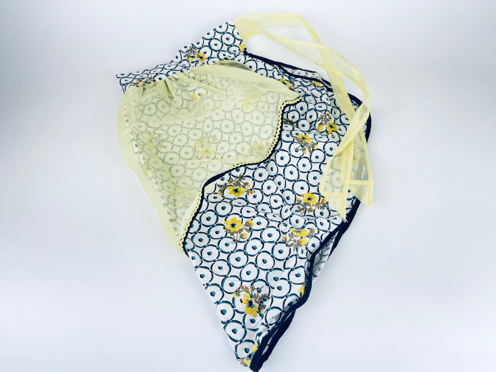 Product image for 'vintage semi sheer yellow floral geometric circle eyelet pocket waist apron scalloped front' (view 210428)