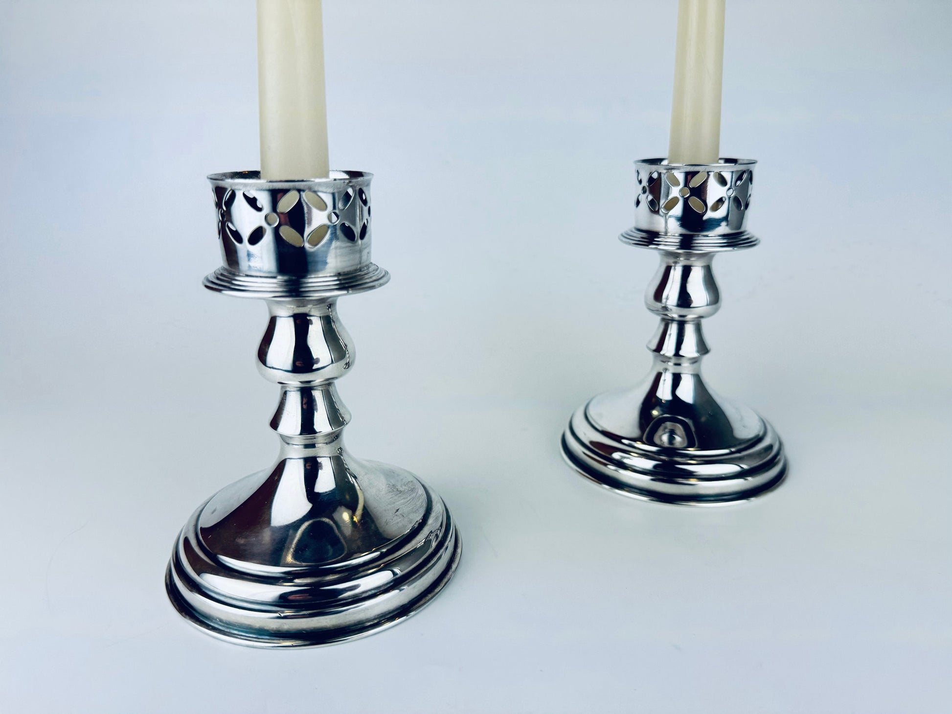 Product image for 'vintage wm rogers silver plated copper candlestick holders set of two 2 made in canada 1020' (view b9a559)