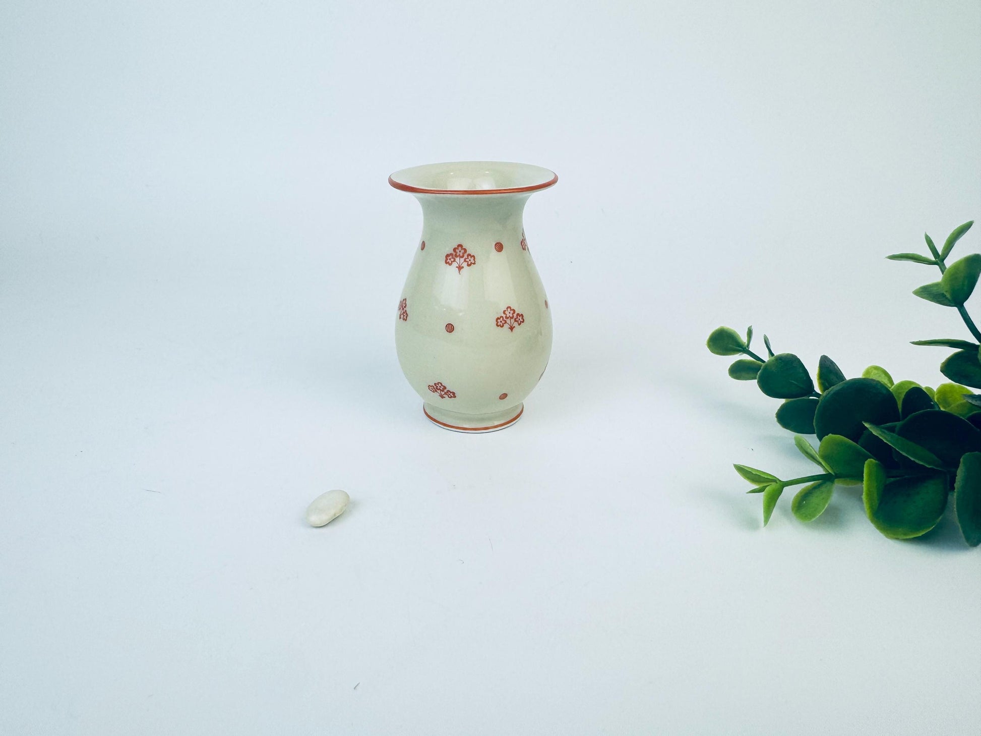 Product image for 'vintage bavaria mini beige red floral ceramic bud vase made in germany us zone jaeger co' (view d0e0fd)