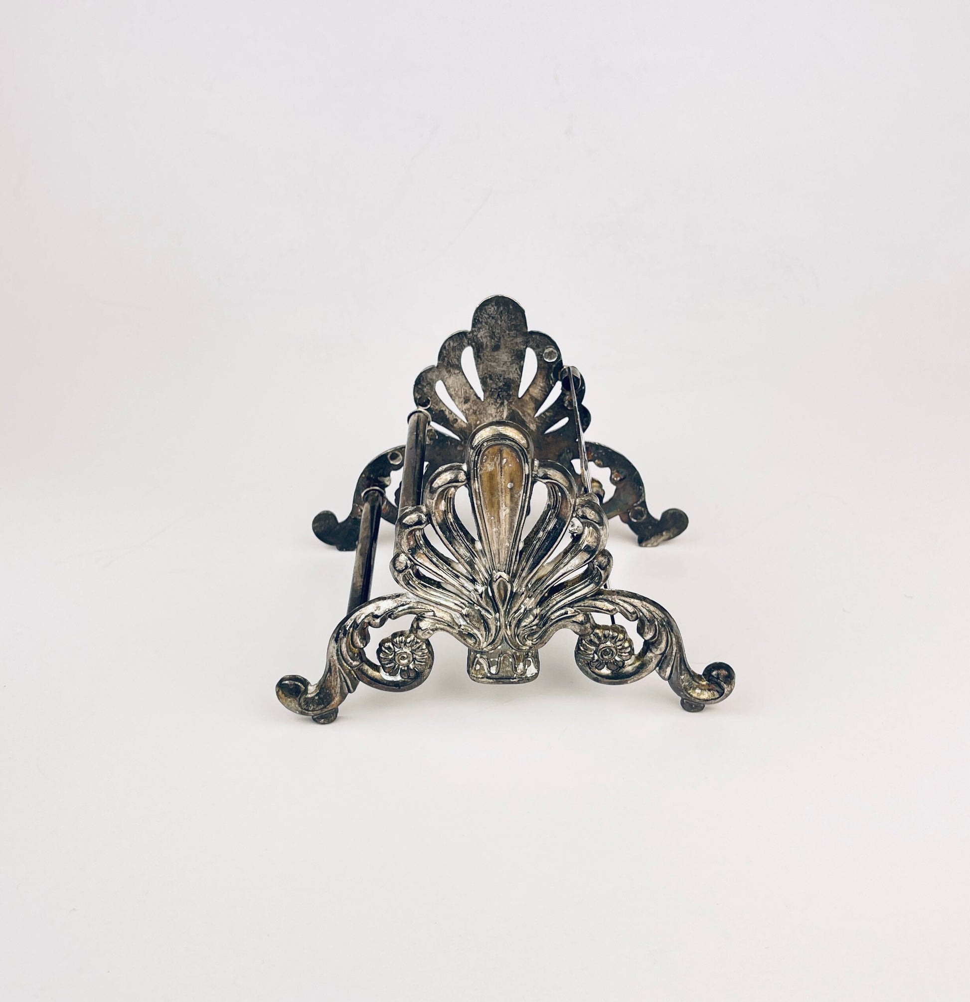 Product image for 'vintage hollywood regency silver knife holder ornate mid century kitchen accent' (view 6f34d0)