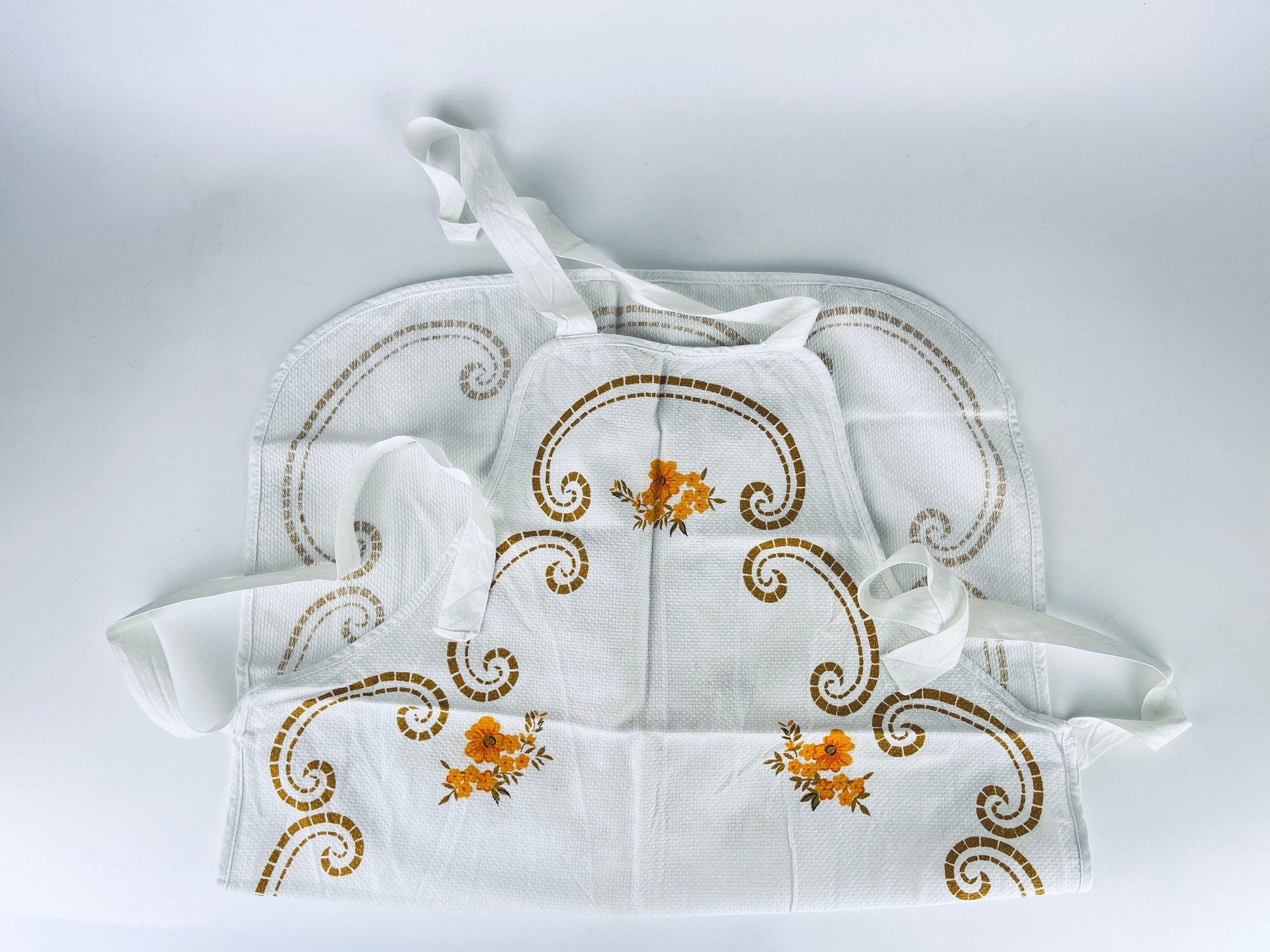 Product image for 'vintage white orange floral print full apron' (view de98d0)