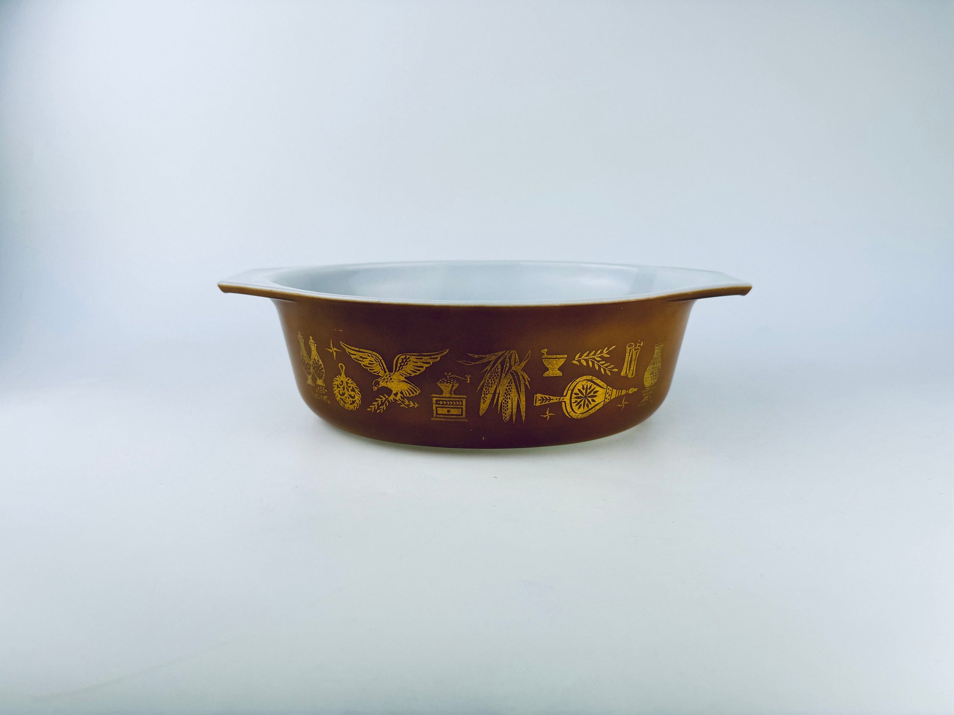 Product image for 'vintage early american pyrex white milk glass casserole dish 043 1 1 2 qt 1 42 litre early canadian' (view c390e3)