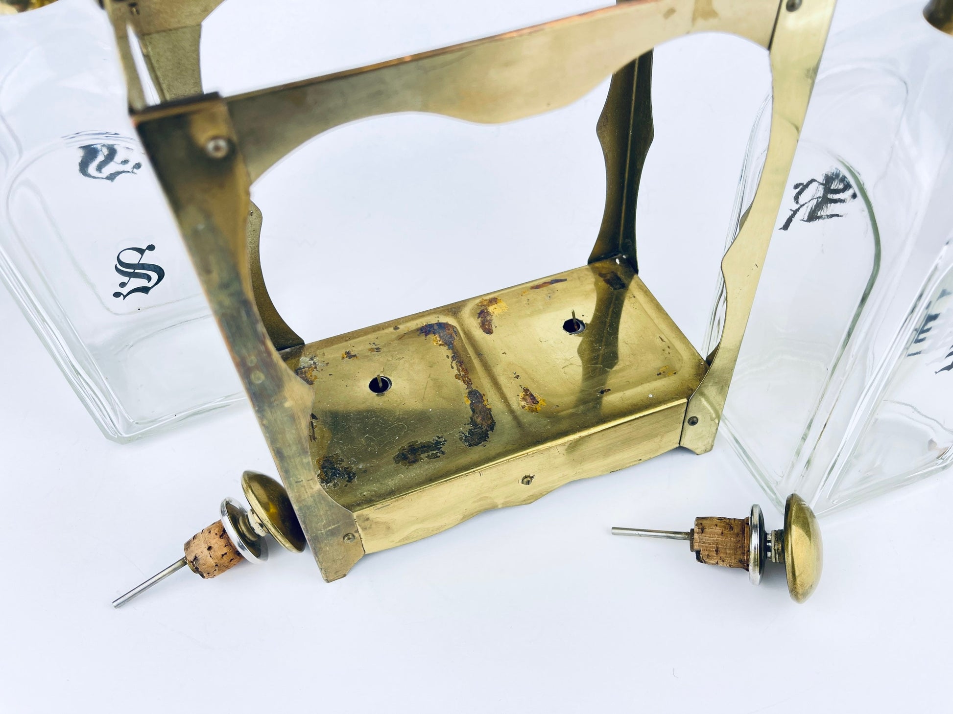 Product image for 'vintage musical tantalus liqueur decanter carrier set sherry rum bottles how dry i am attractive aged metal patina' (view ebdb12)