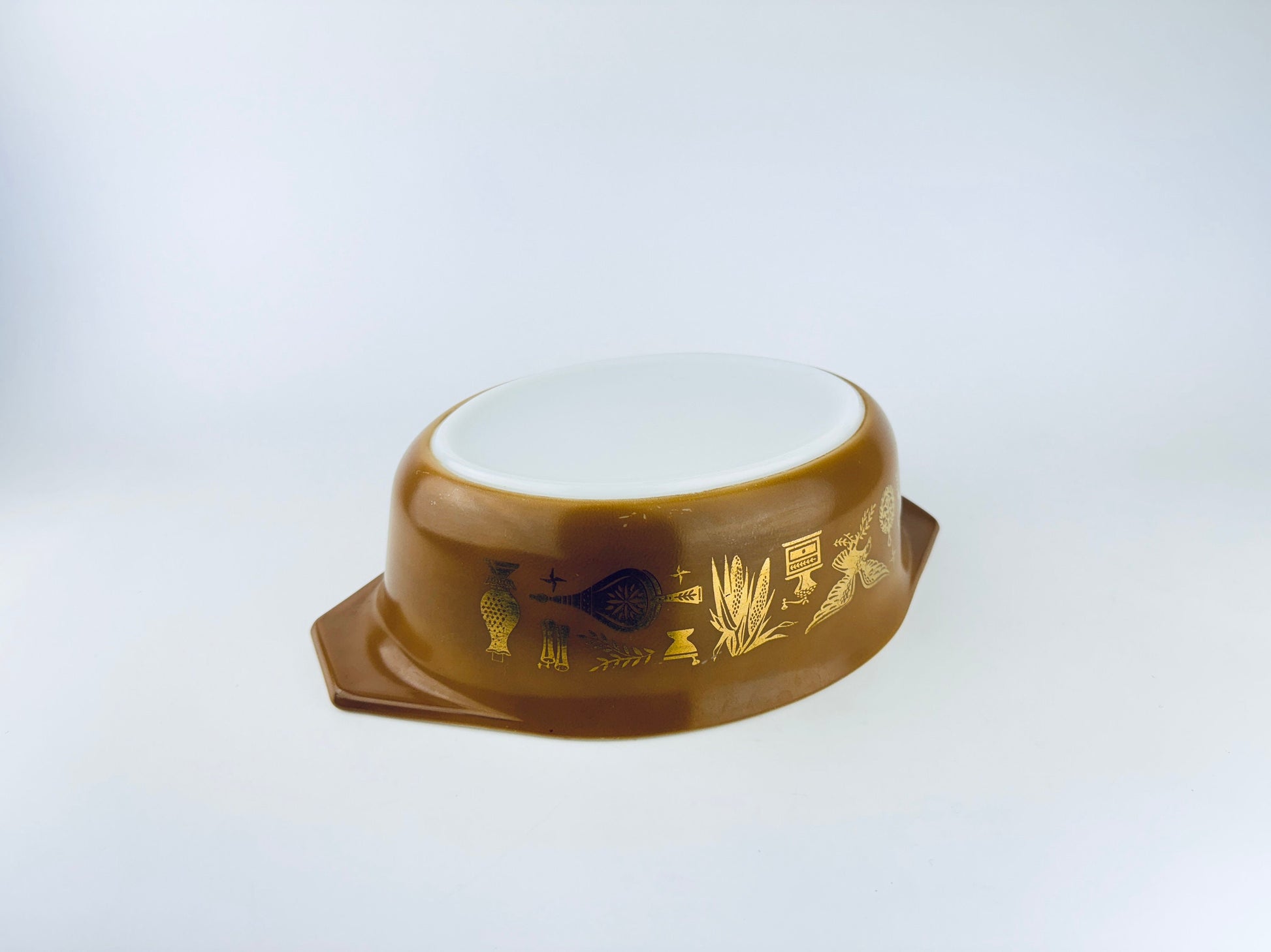 Product image for 'vintage early american pyrex white milk glass casserole dish 043 1 1 2 qt 1 42 litre early canadian' (view 099cb4)