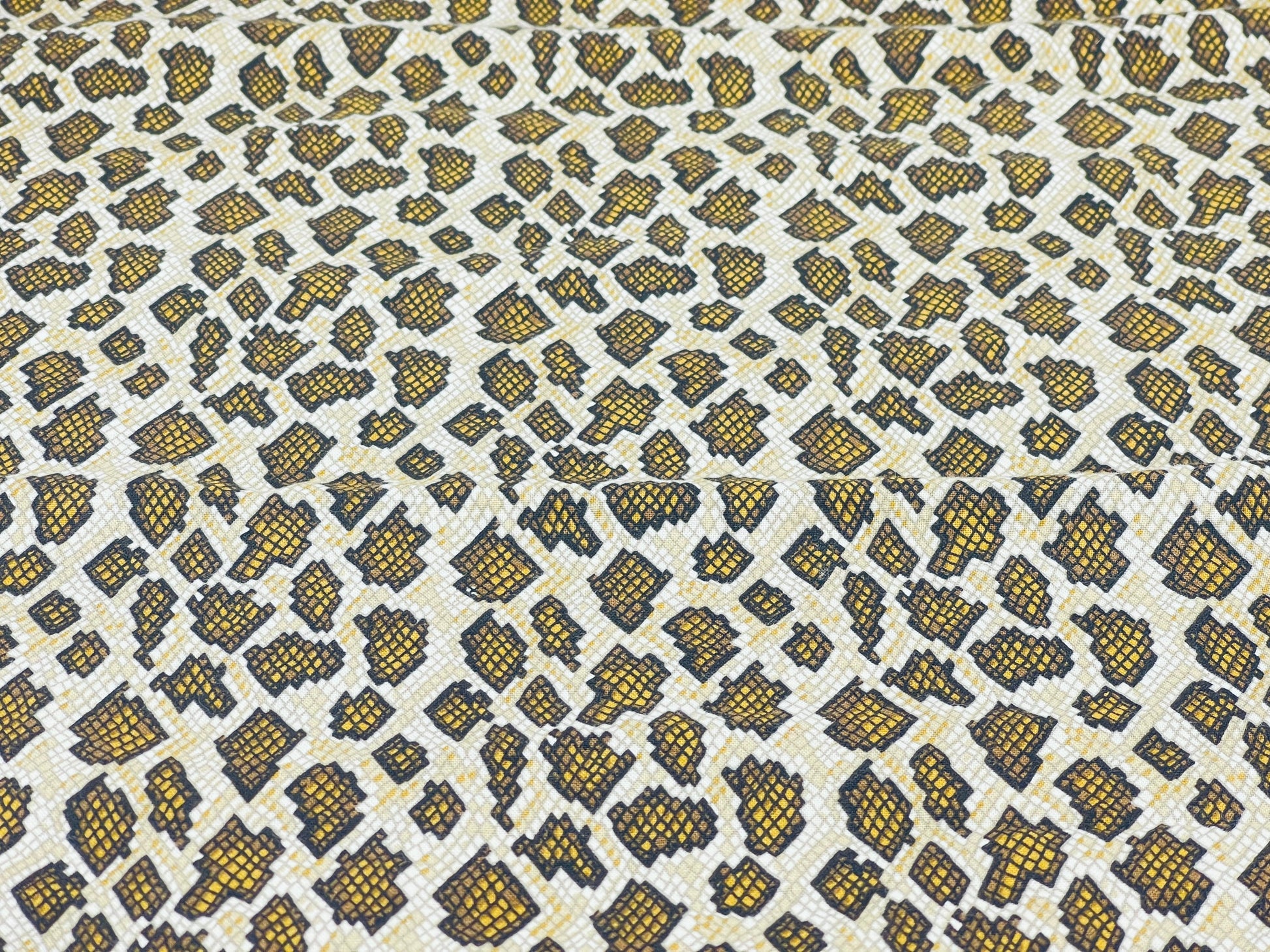 Product image for 'vintage faux snake pattern fabric material 36 x 42 second skin' (view 28f95c)