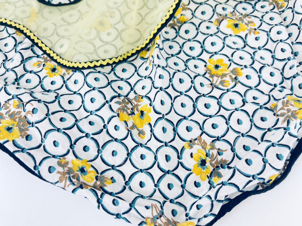 Product image for 'vintage semi sheer yellow floral geometric circle eyelet pocket waist apron scalloped front' (view ff138a)