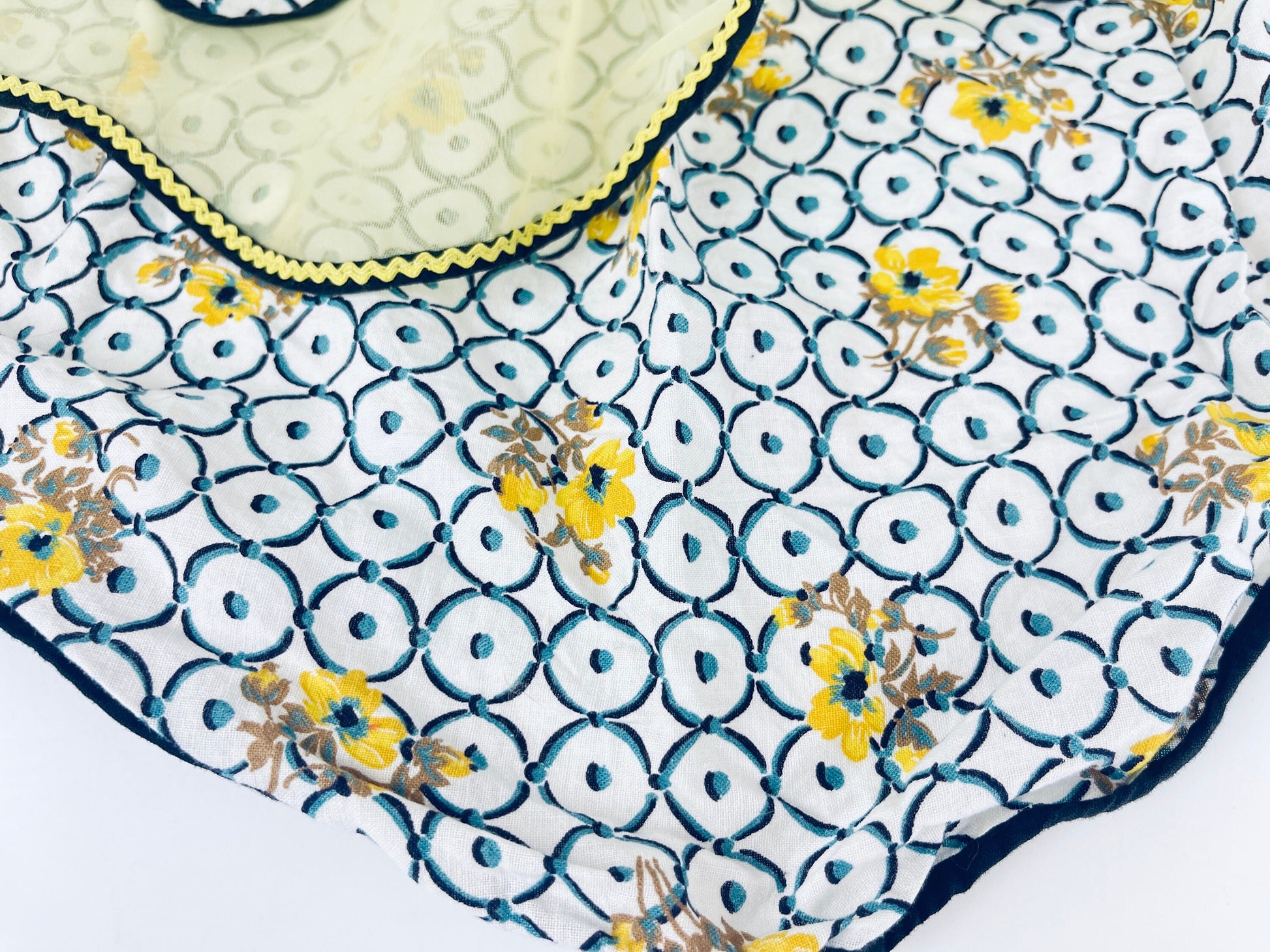 Product image for 'vintage semi sheer yellow floral geometric circle eyelet pocket waist apron scalloped front' (view ff138a)