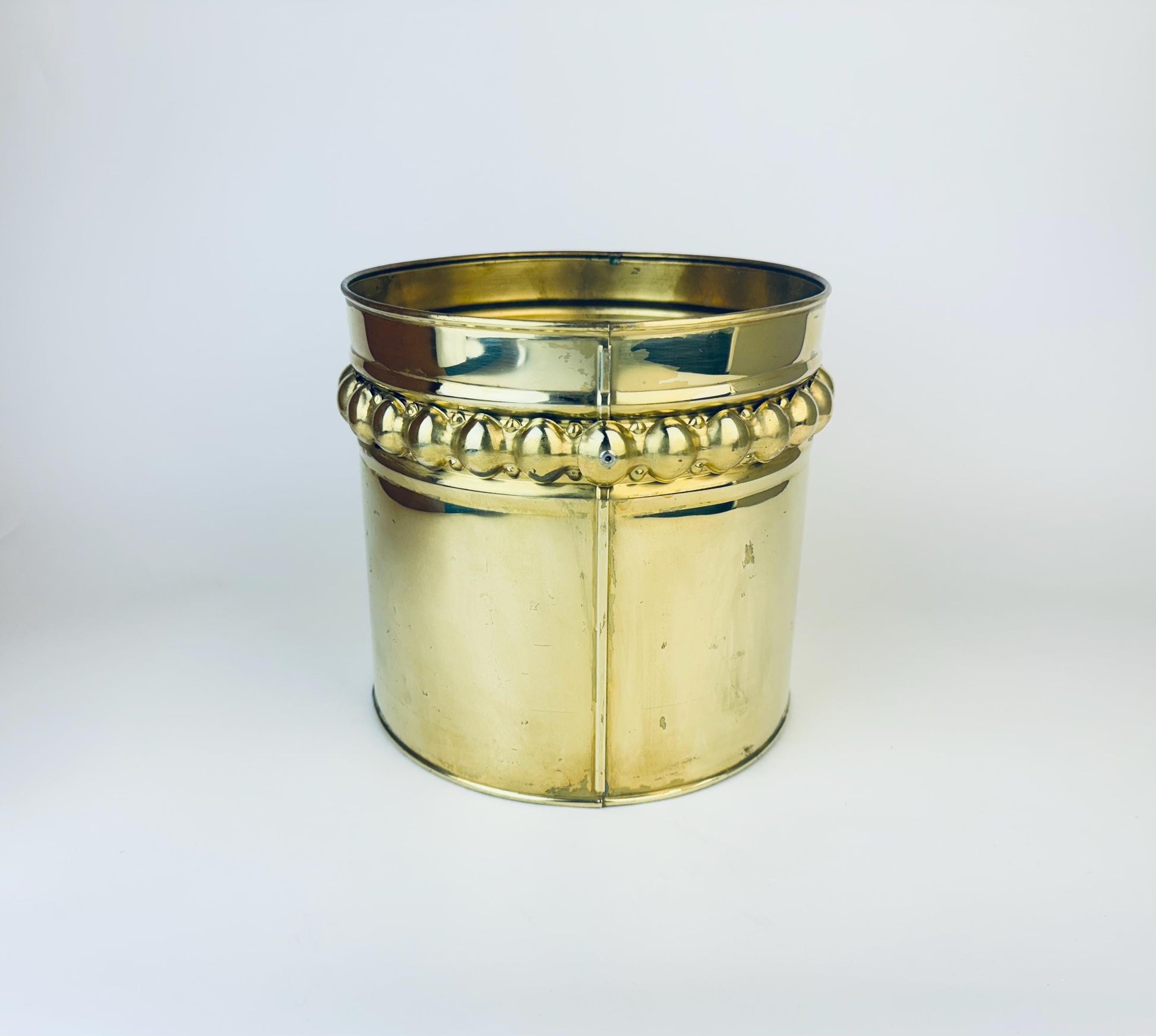 Product image for 'vintage 8 brass circular indoor planter hobnail rim attractive aged patina made in england' (view 952038)