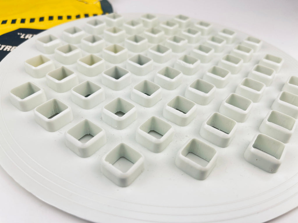 Product image for 'vintage plastic lattice pie top cutter saves the juice made in hong kong' (view 9990f8)