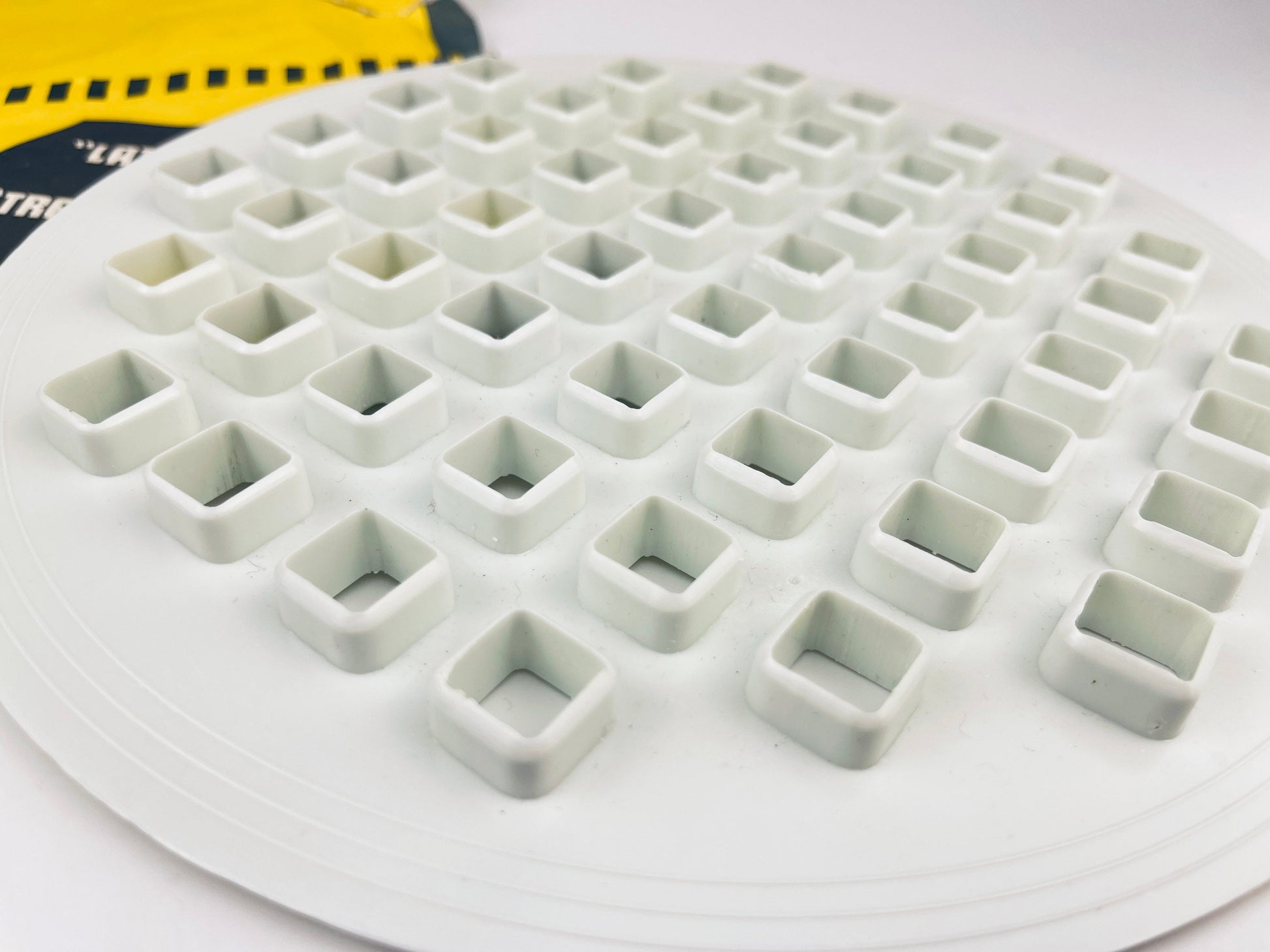 Product image for 'vintage plastic lattice pie top cutter saves the juice made in hong kong' (view 9990f8)