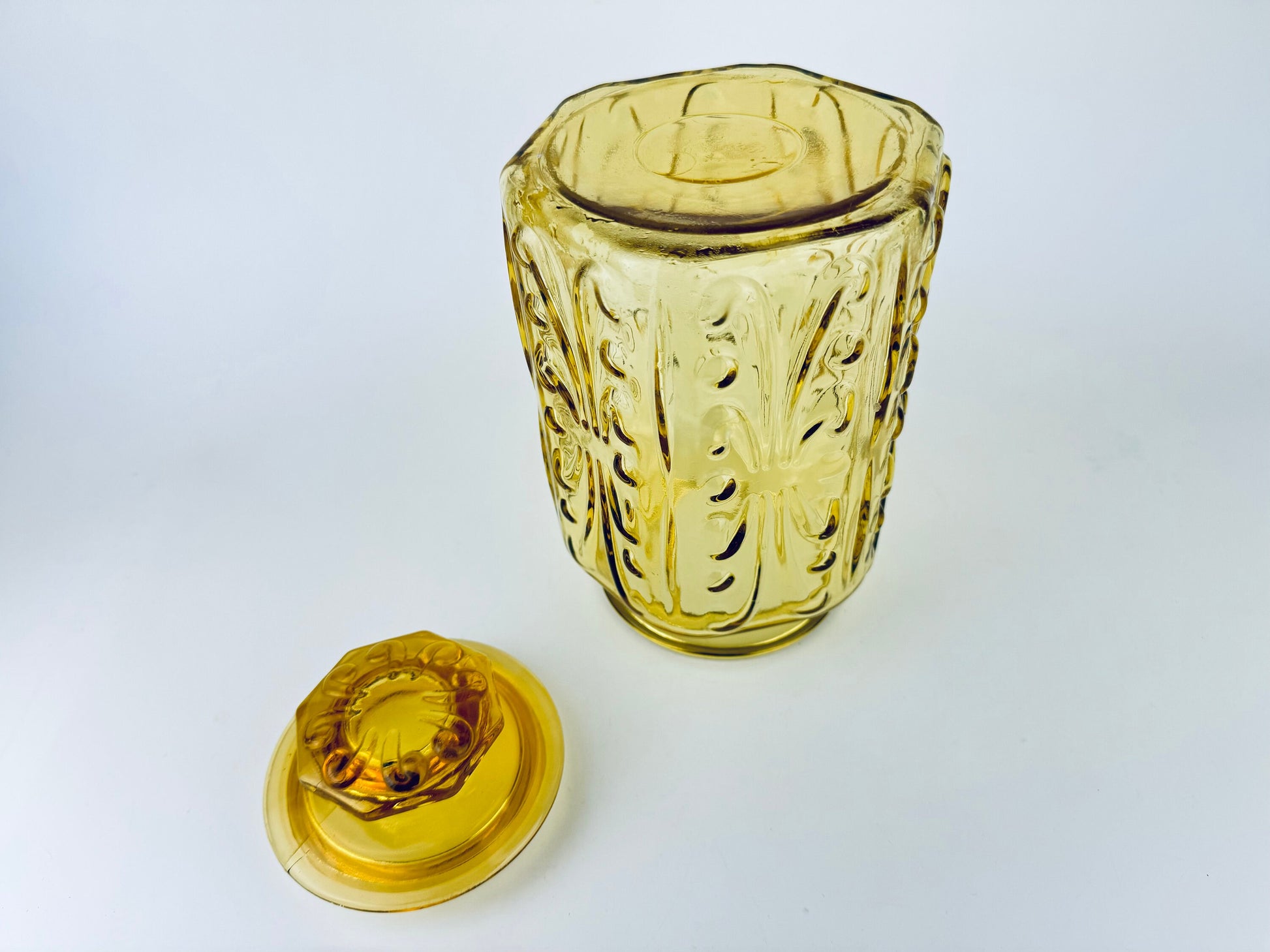 Product image for 'vintage federal glass amber scroll pattern lidded apothecary jar made in usa' (view d8b86c)