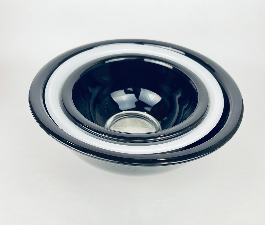 Product image for 'vintage pyrex nesting bowl set mixing bowls of various size black white with clear bottoms 322 323 325' (view cfeffb)