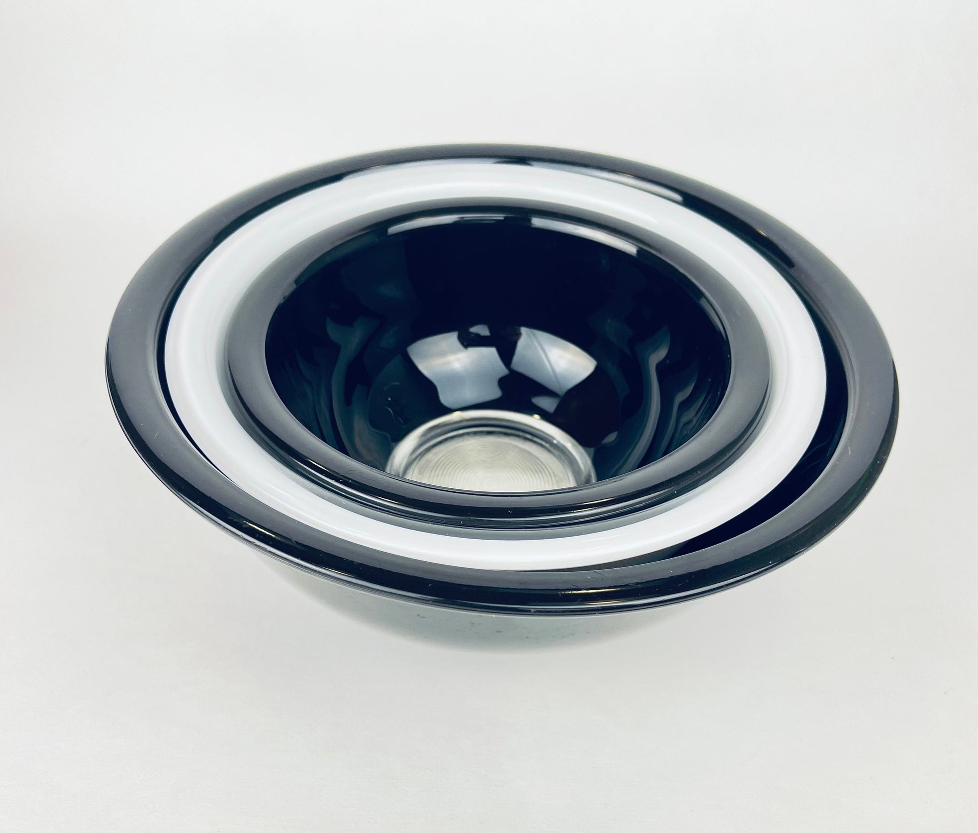 Product image for 'vintage pyrex nesting bowl set mixing bowls of various size black white with clear bottoms 322 323 325' (view cfeffb)