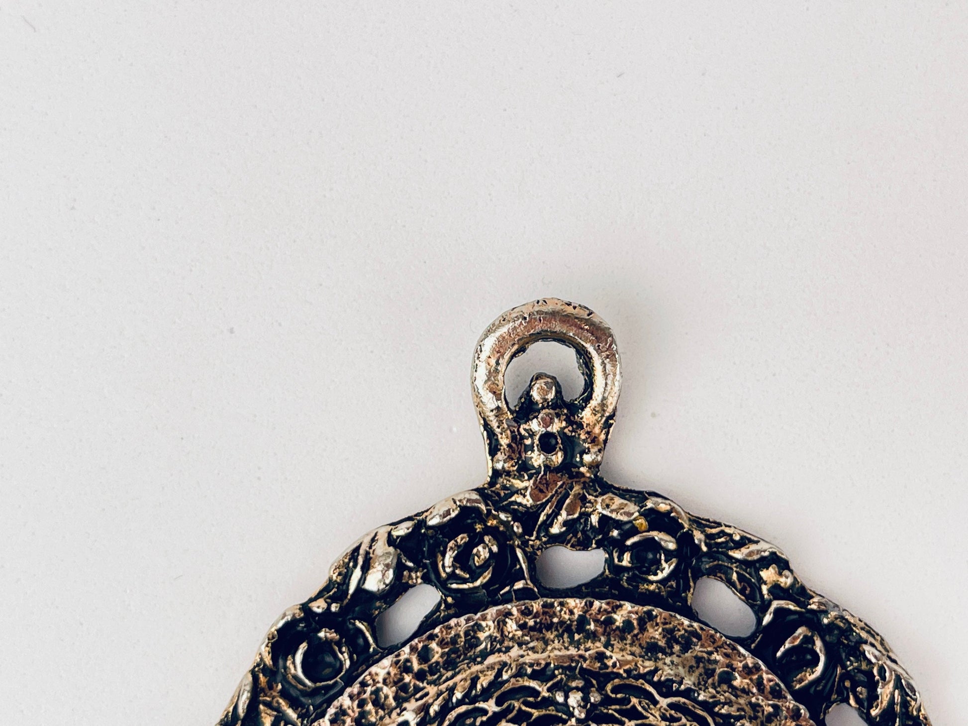 Product image for 'vintage ornate 24 kt gold plated cameo filigree oval brass metal frame wall mountable' (view 5b6a9b)
