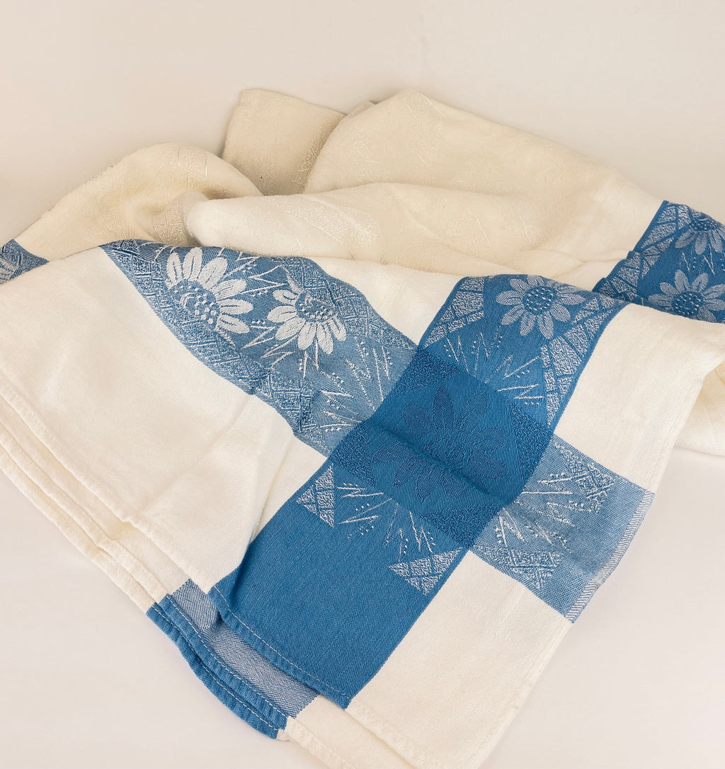 Product image for 'vintage blue daisy white floral square tablecloth' (view 6a5b2a)