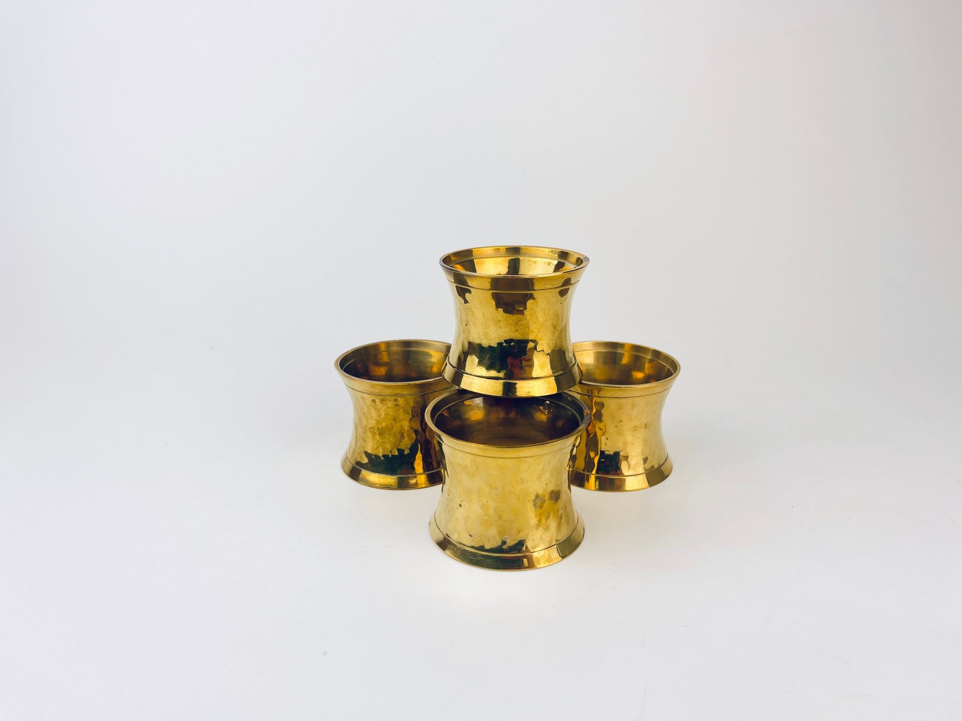 Product image for 'vintage hammered brass hourglass shaped napkin ring holders set of four 4 attractive aged metal patina' (view 58d80c)